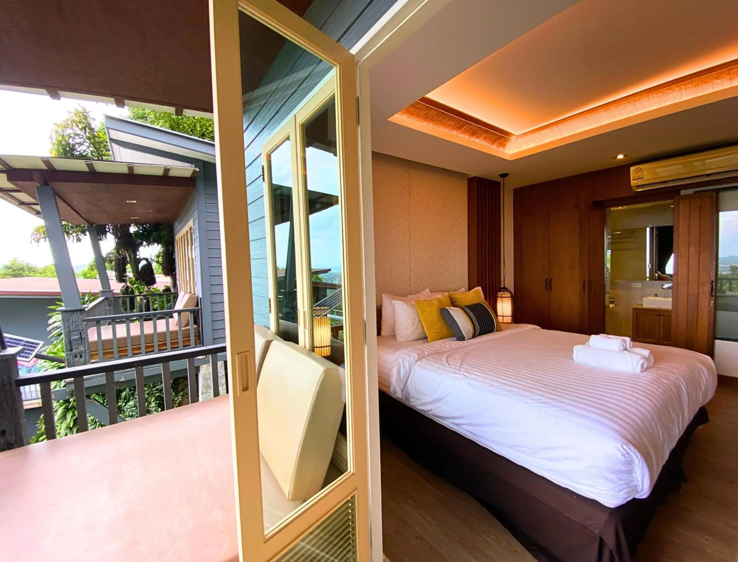 Photo of the whole room, Bed in Phuket View Coffee and Resort