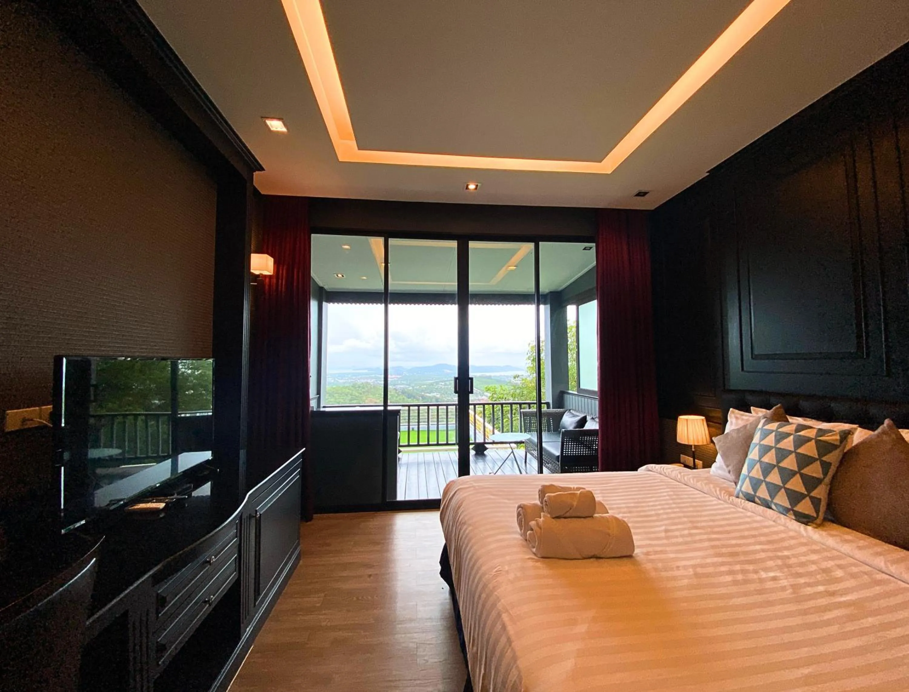 Photo of the whole room, Bed in Phuket View Coffee and Resort