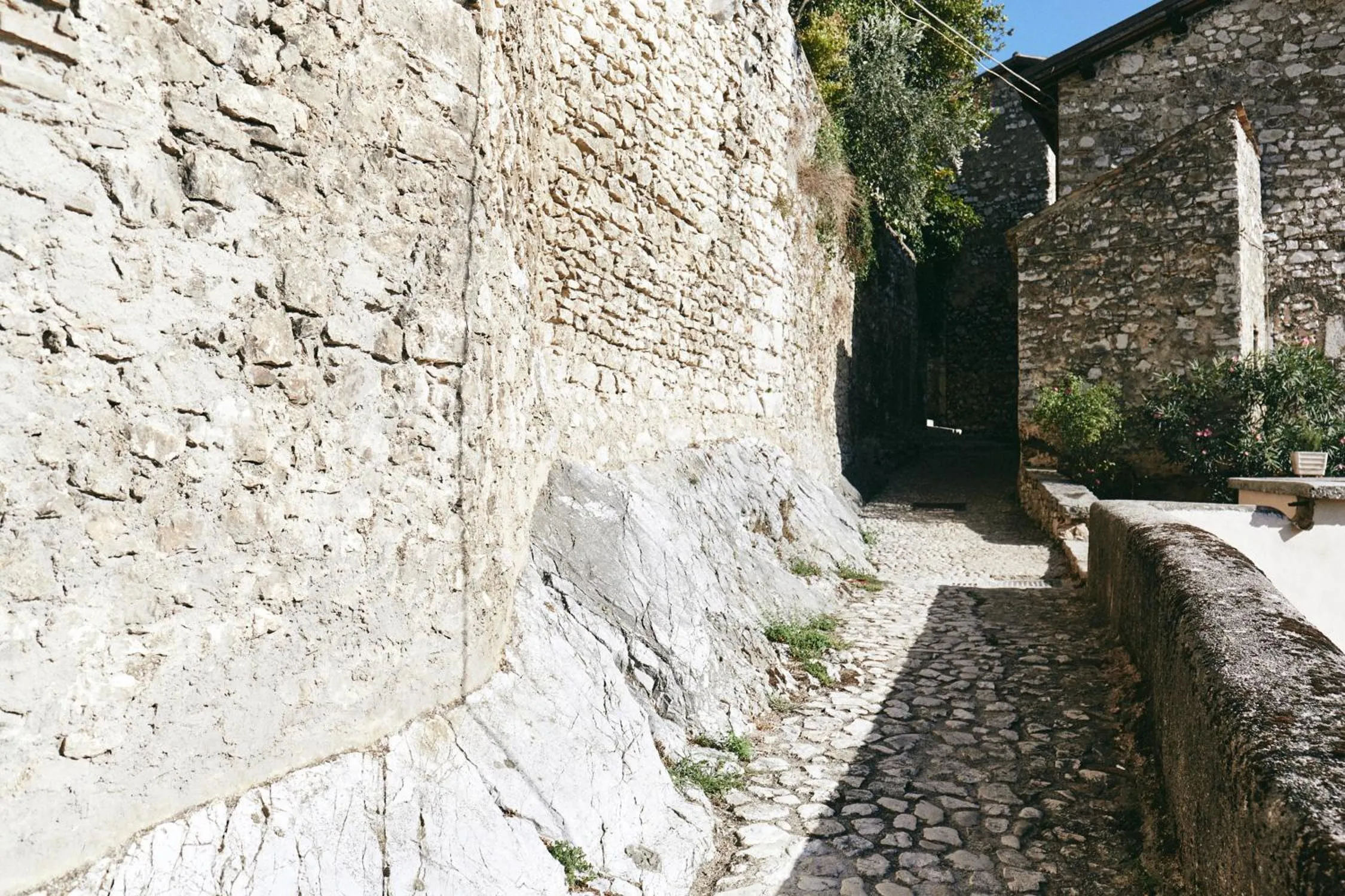 Text overlay in Albergo Diffuso Crispolti