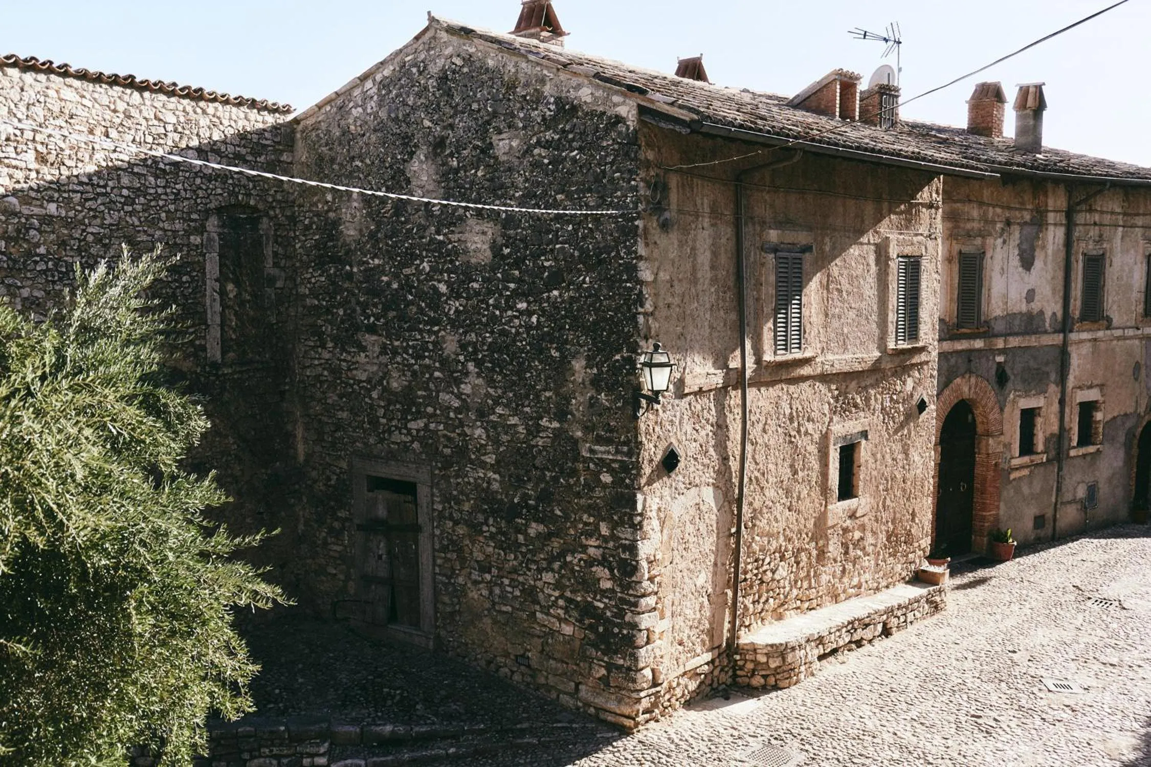 Text overlay in Albergo Diffuso Crispolti