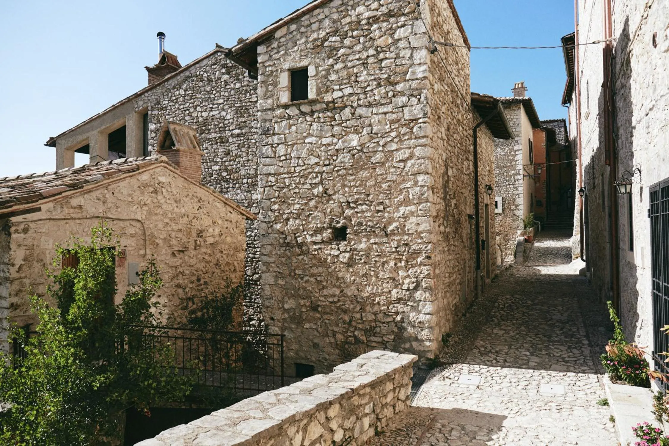 Text overlay in Albergo Diffuso Crispolti