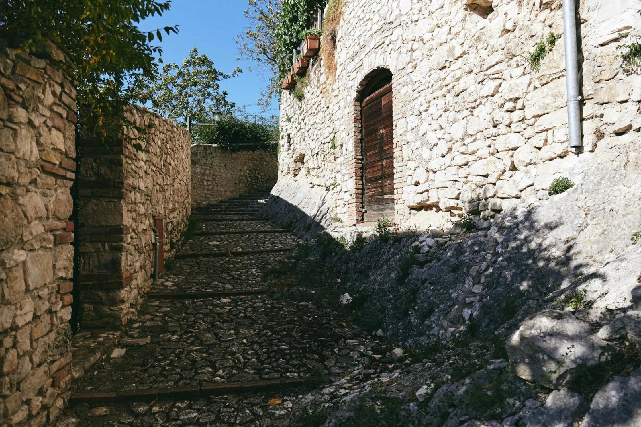 Text overlay in Albergo Diffuso Crispolti
