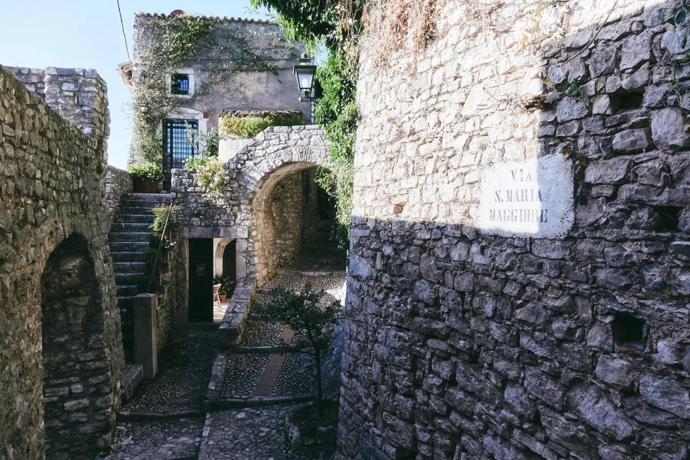 Text overlay in Albergo Diffuso Crispolti