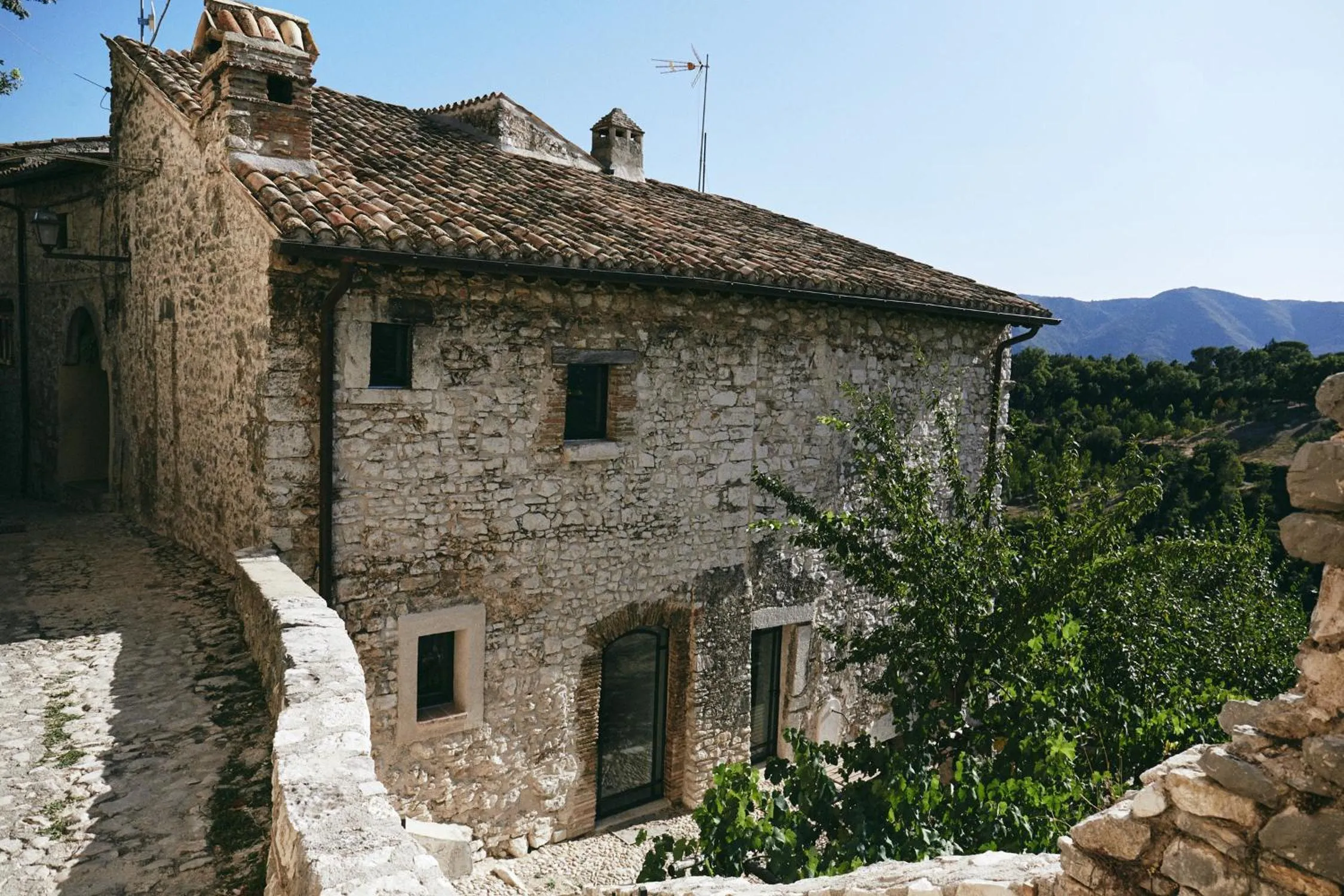 Text overlay in Albergo Diffuso Crispolti