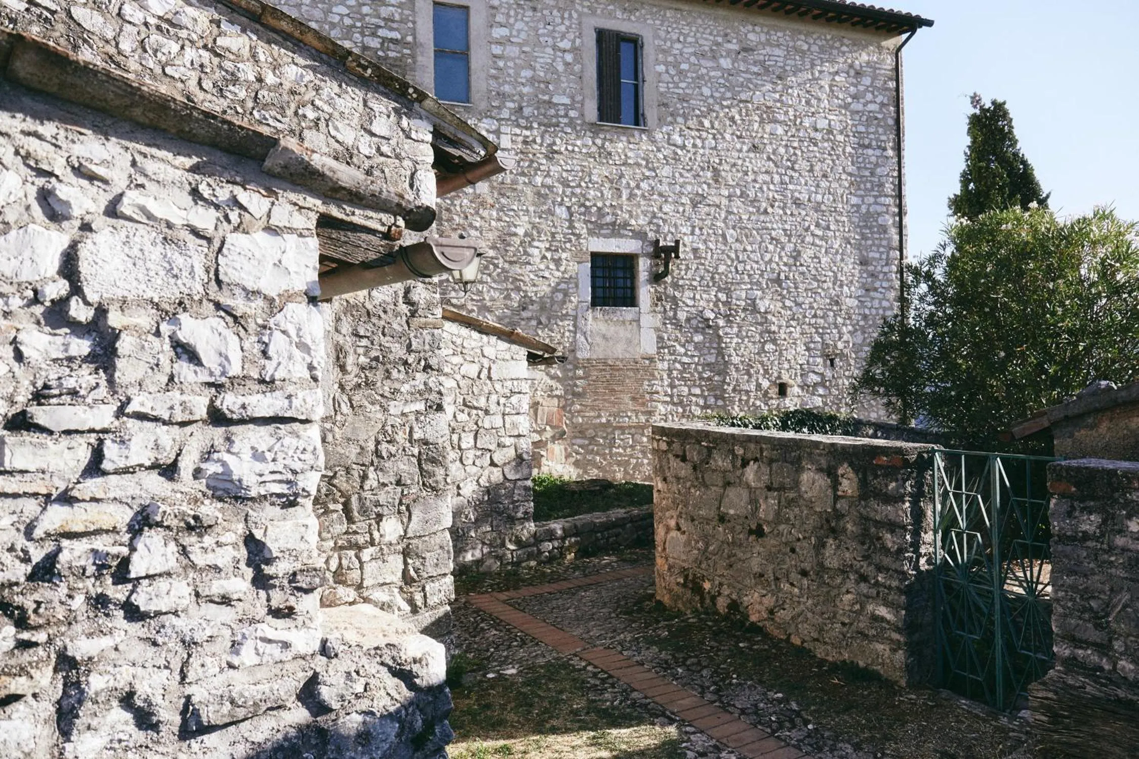 Text overlay in Albergo Diffuso Crispolti