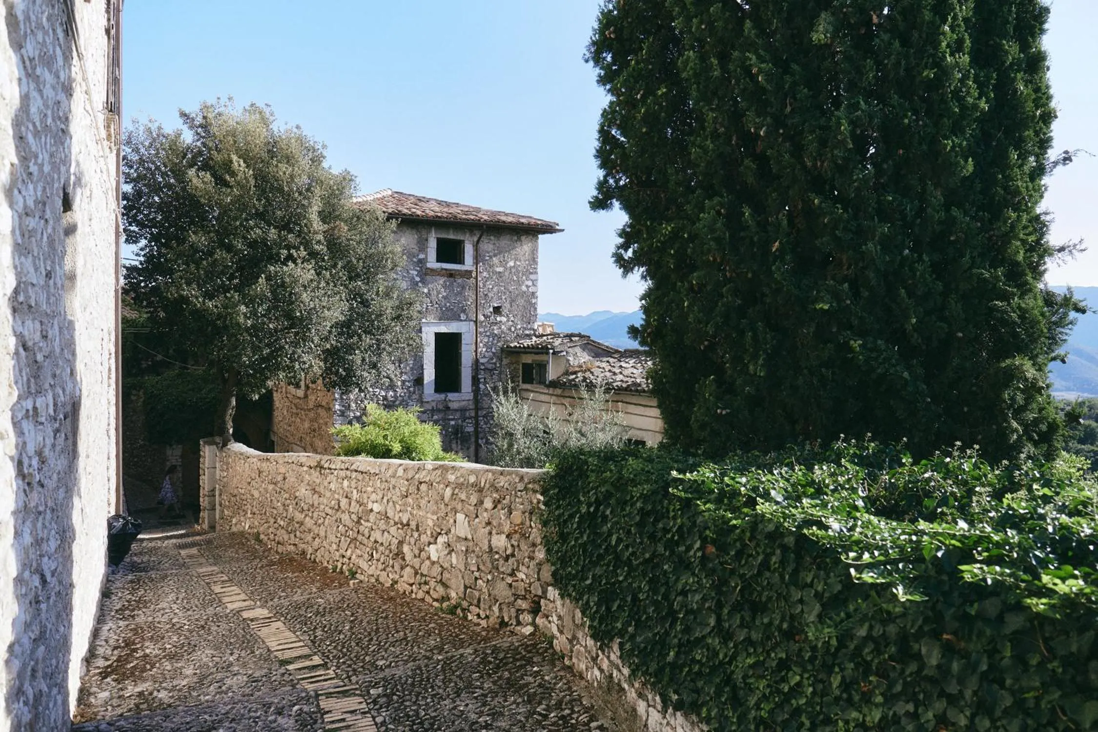 Text overlay in Albergo Diffuso Crispolti