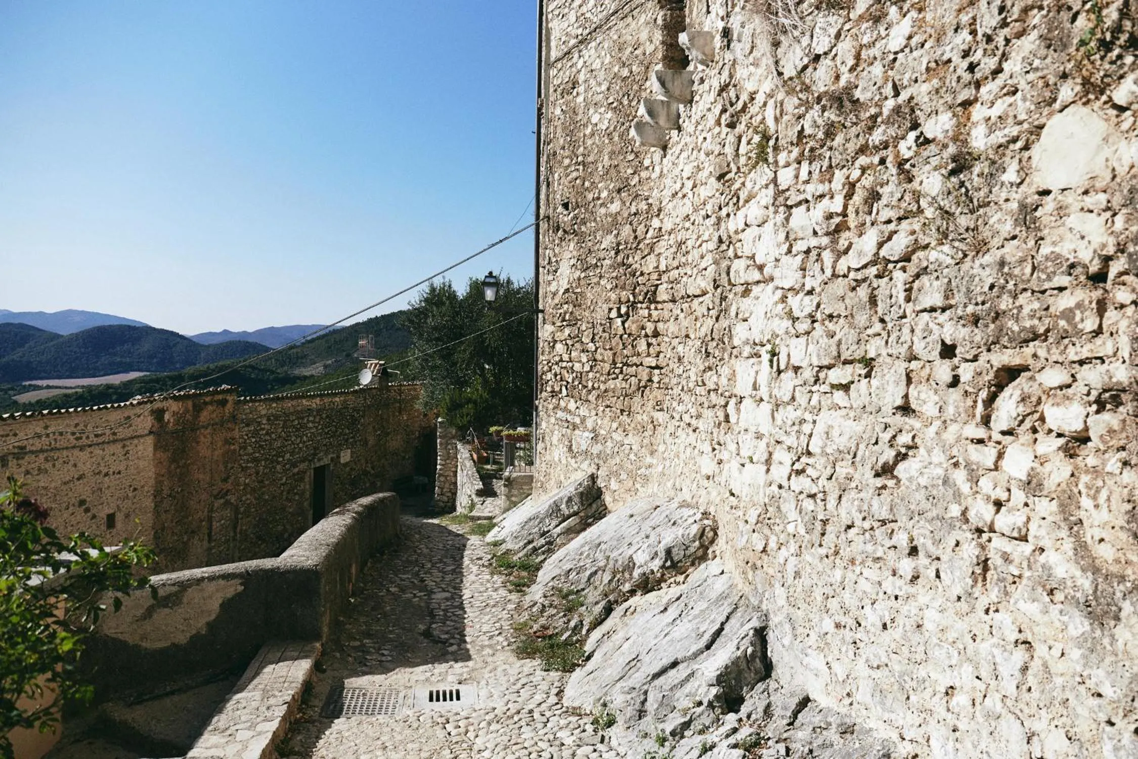 Text overlay in Albergo Diffuso Crispolti