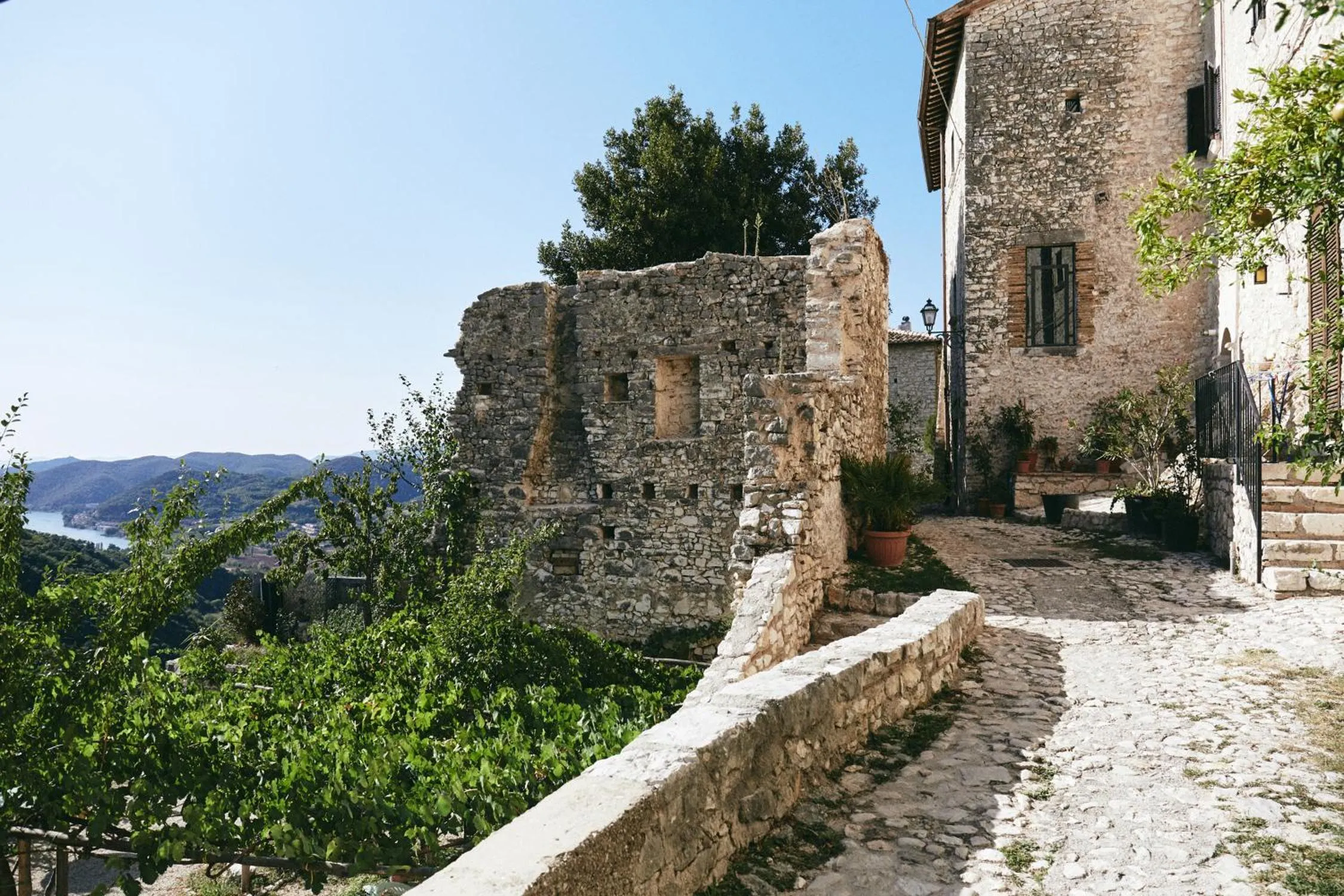 Text overlay in Albergo Diffuso Crispolti