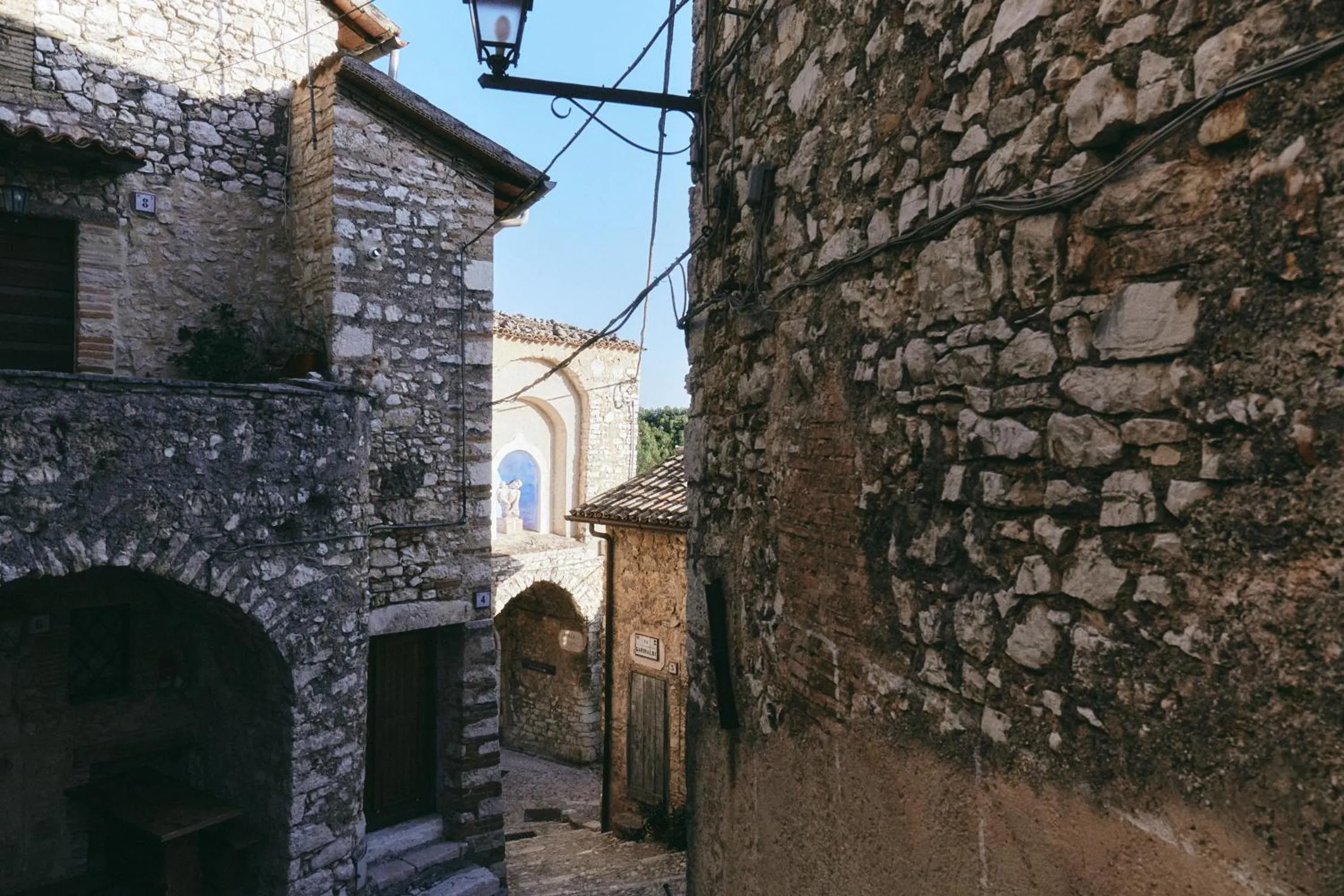 Text overlay in Albergo Diffuso Crispolti