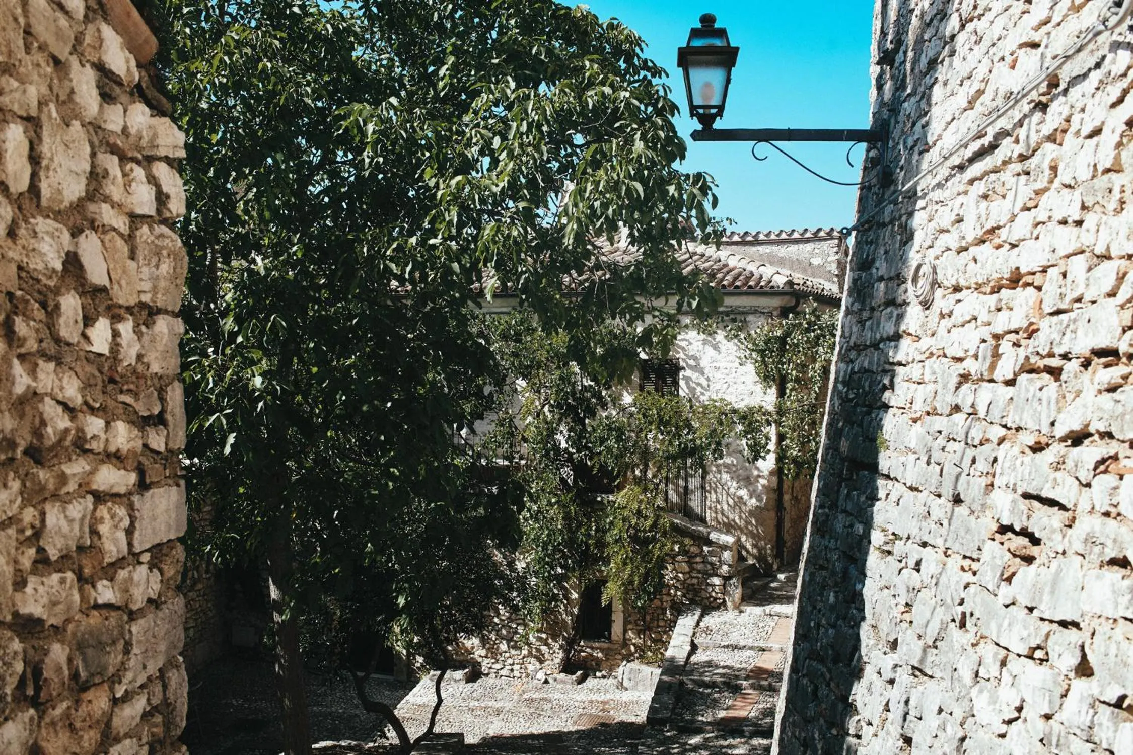 Text overlay in Albergo Diffuso Crispolti