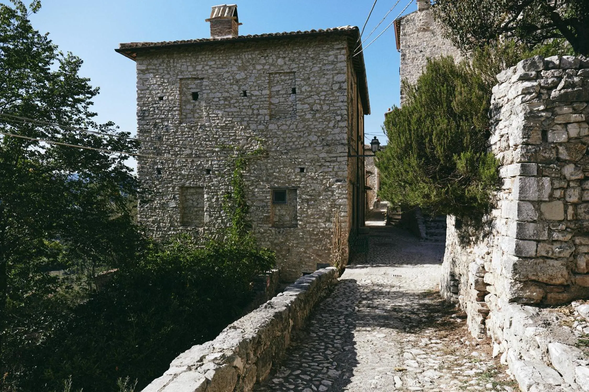 Text overlay in Albergo Diffuso Crispolti