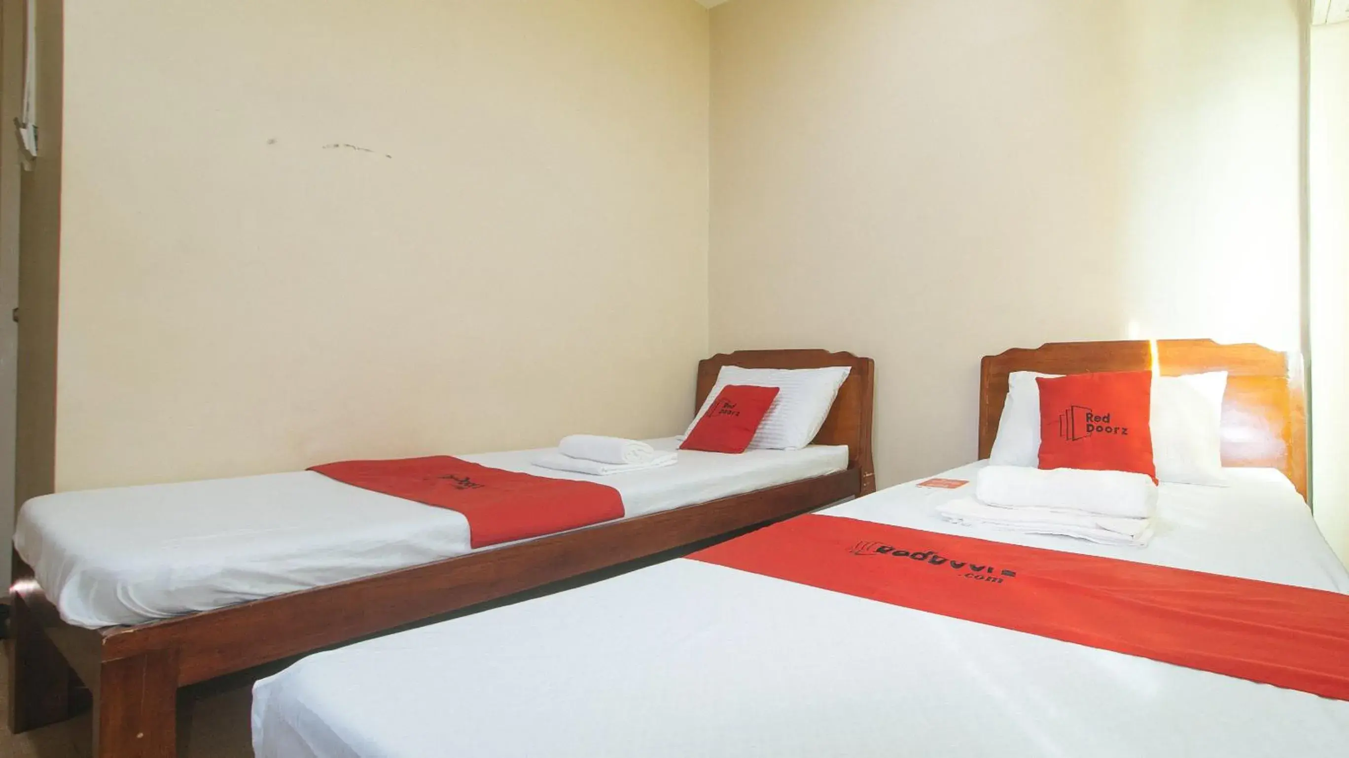 Bed in RedDoorz near Talisay District Hospital Bed in RedDoorz near Talisay District Hospital