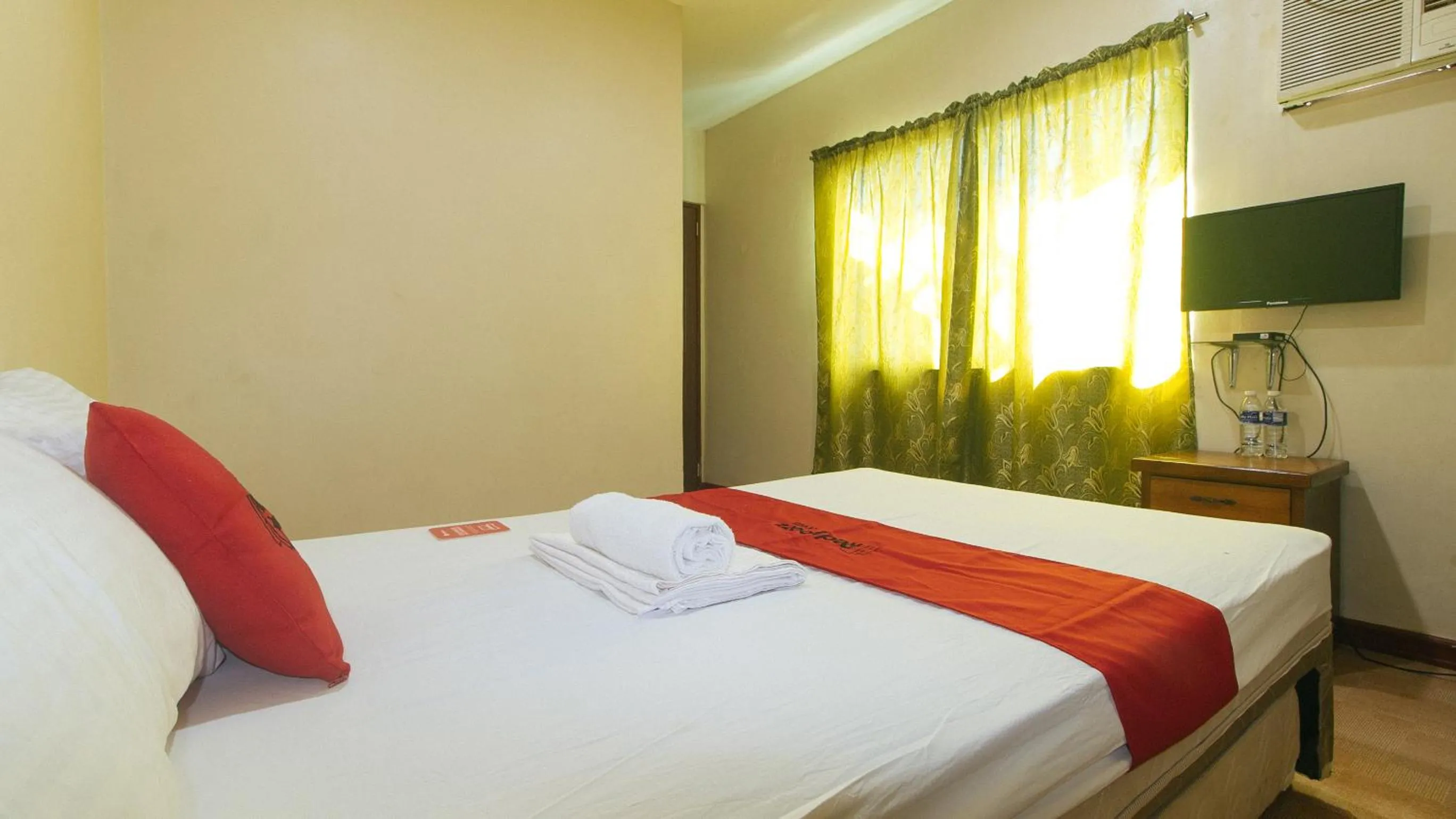 Bed in RedDoorz near Talisay District Hospital