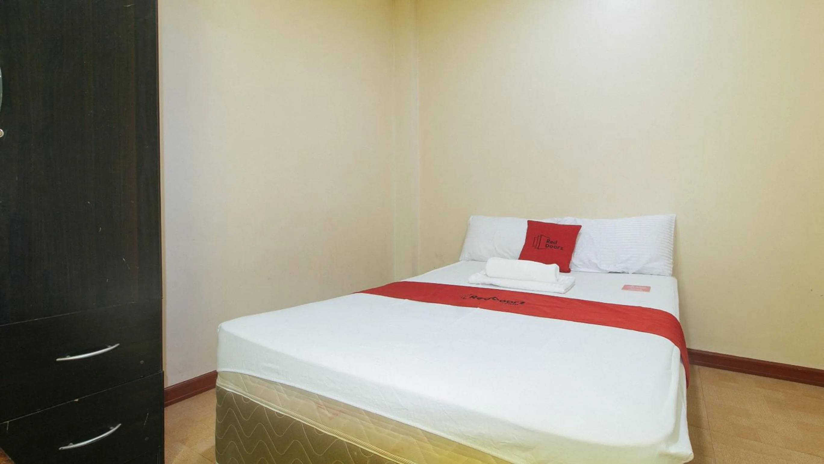 Bed in RedDoorz near Talisay District Hospital