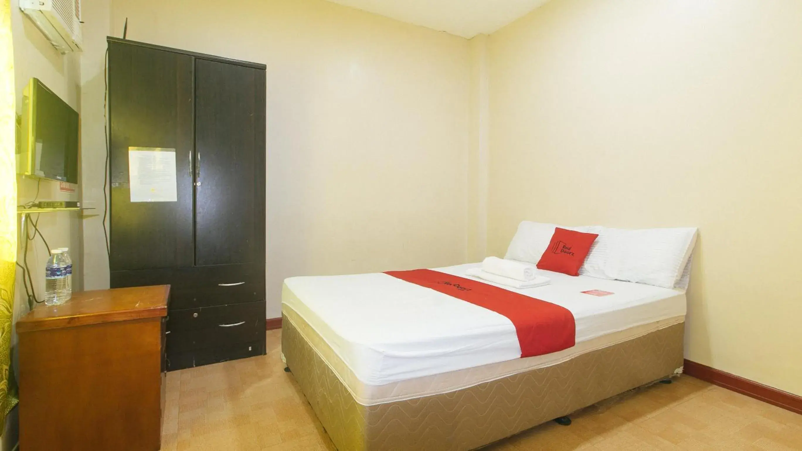 Deluxe Room in RedDoorz near Talisay District Hospital Deluxe Room in RedDoorz near Talisay District Hospital