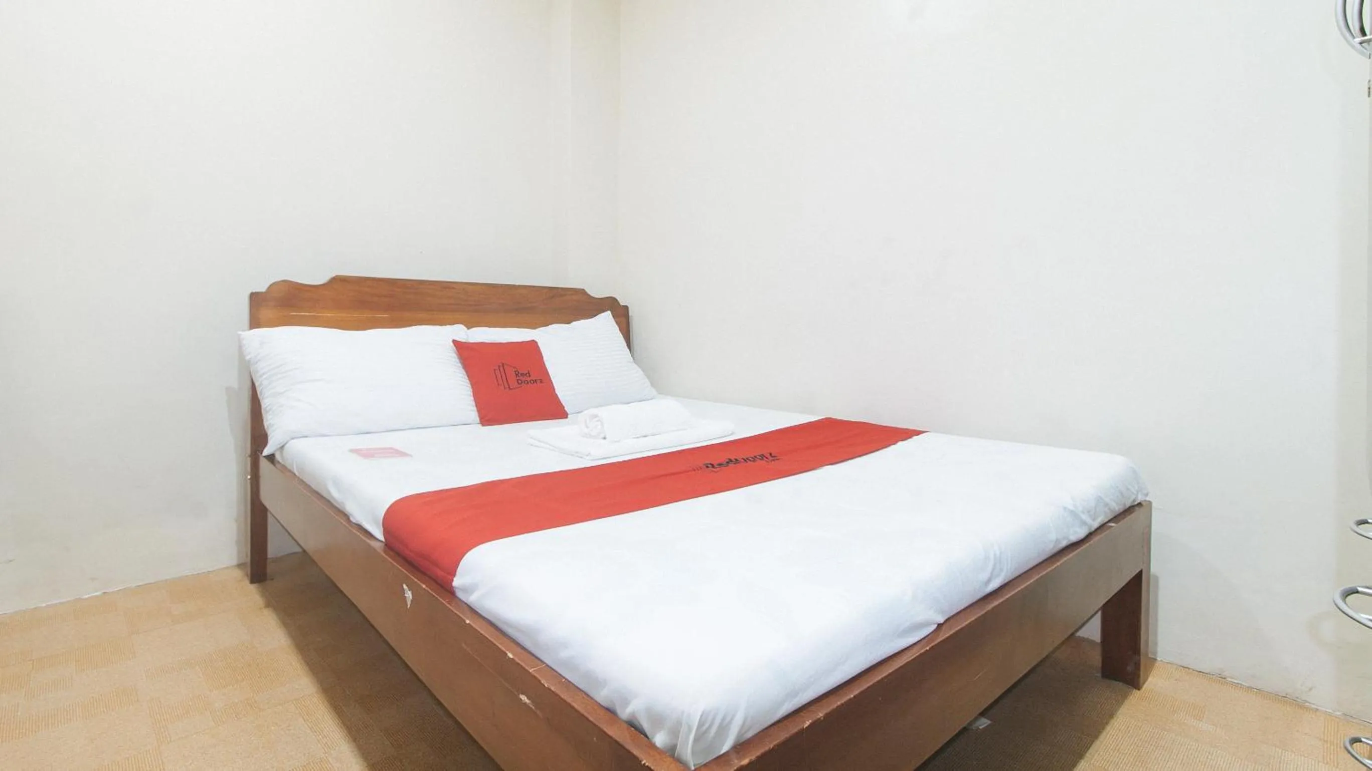 Bed in RedDoorz near Talisay District Hospital