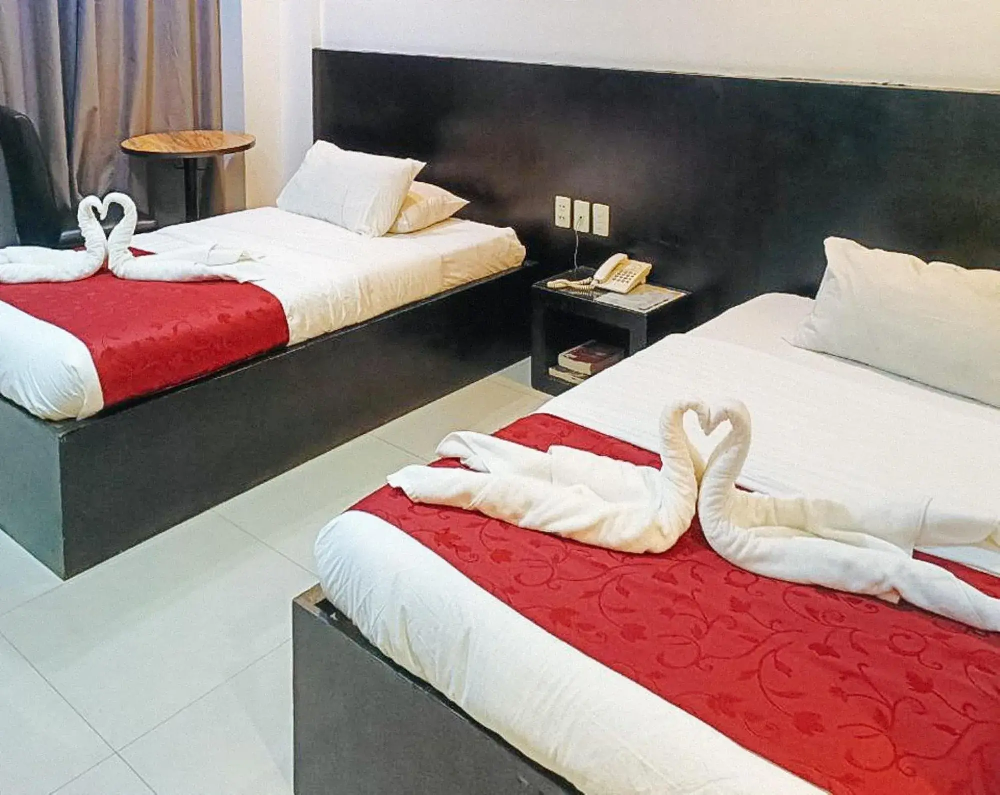 Deluxe Twin Room in Check Inn Hotel Dumaguete City by RedDoorz Deluxe Twin Room in Check Inn Hotel Dumaguete City by RedDoorz