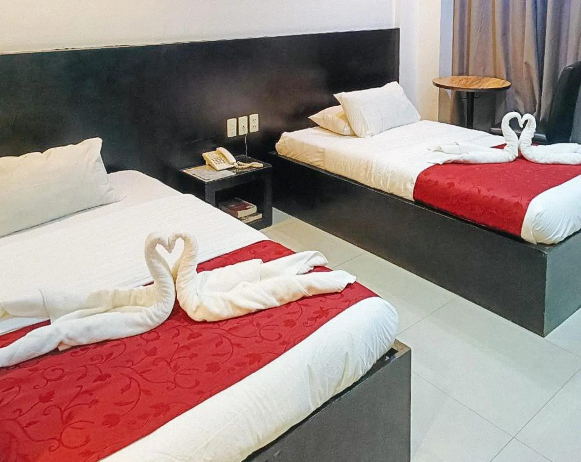 Twin Room in Check Inn Hotel Dumaguete City by RedDoorz Twin Room in Check Inn Hotel Dumaguete City by RedDoorz