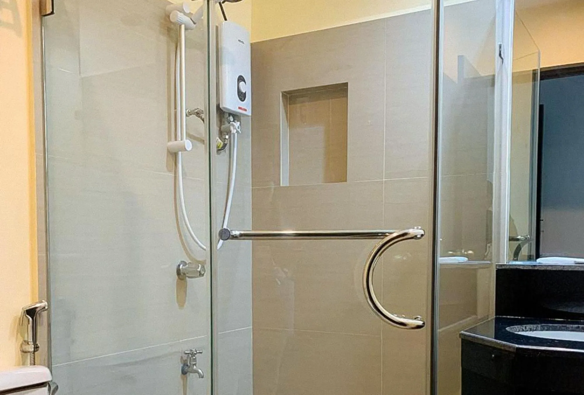 Shower in Check Inn Hotel Dumaguete City by RedDoorz