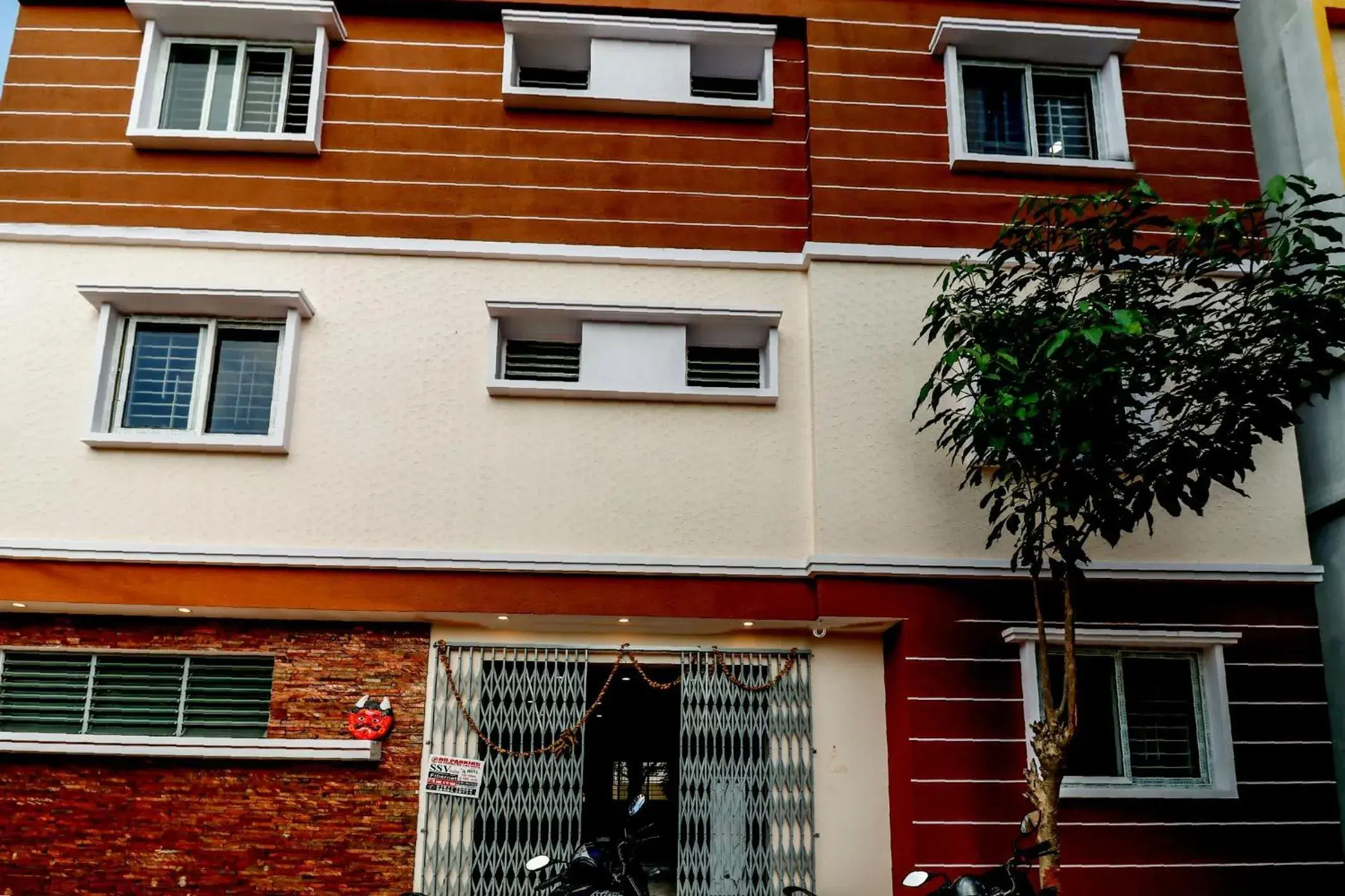 Facade/entrance in Capital O N R Residency Facade/entrance in Capital O N R Residency