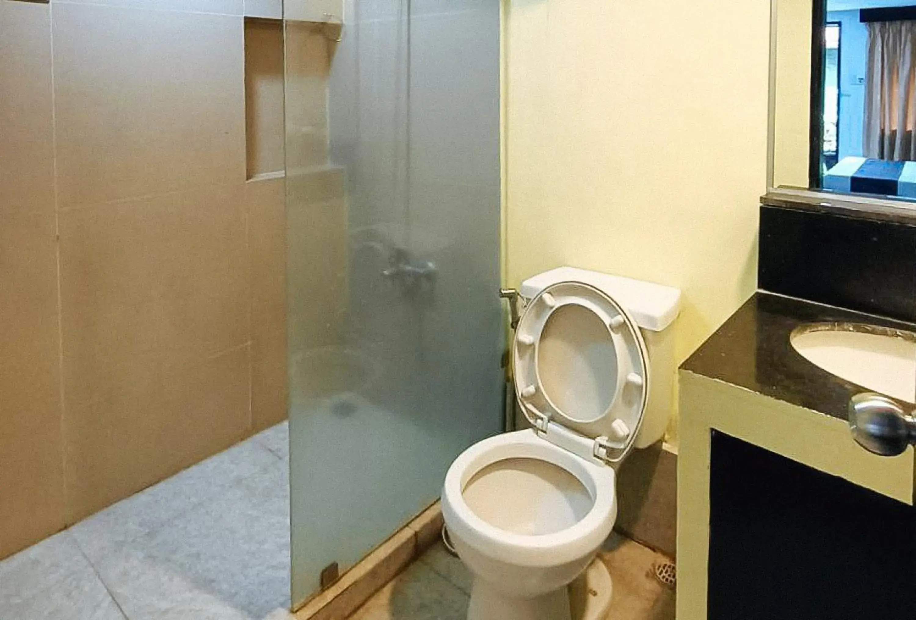 Family Room in Check Inn Bacolod by RedDoorz Family Room in Check Inn Bacolod by RedDoorz