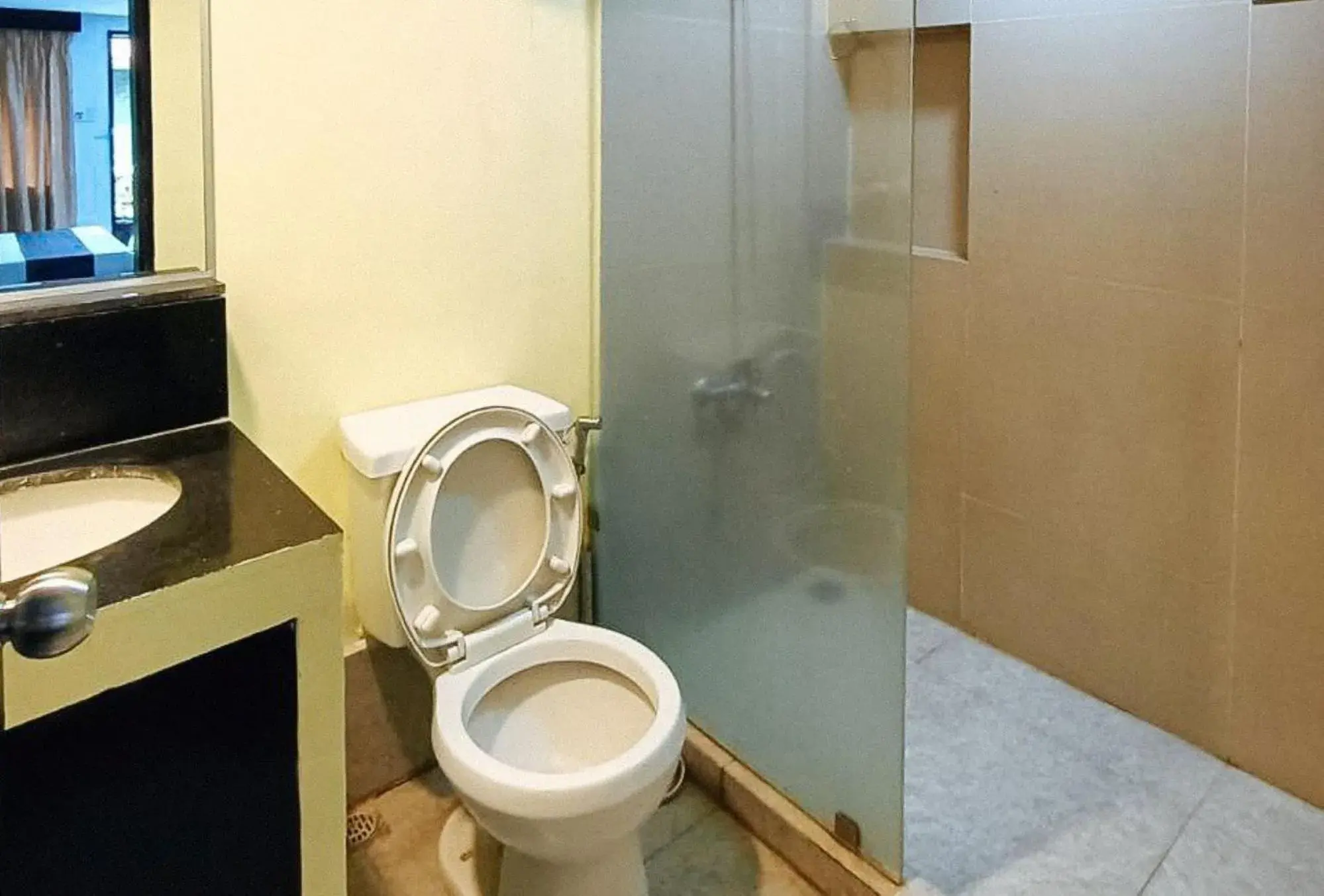 Shower in Check Inn Bacolod by RedDoorz Shower in Check Inn Bacolod by RedDoorz