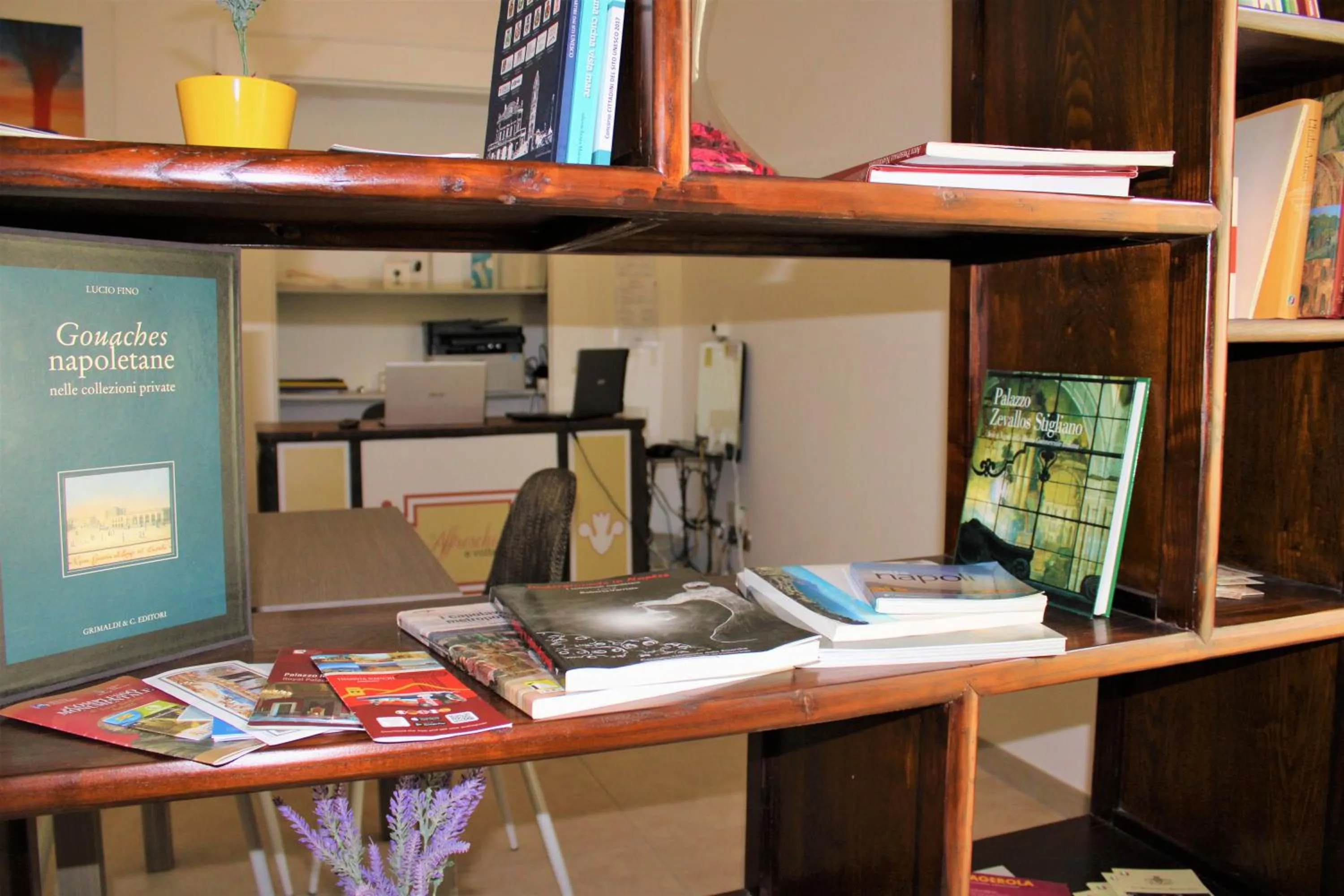 Library in Di affreschi e volte