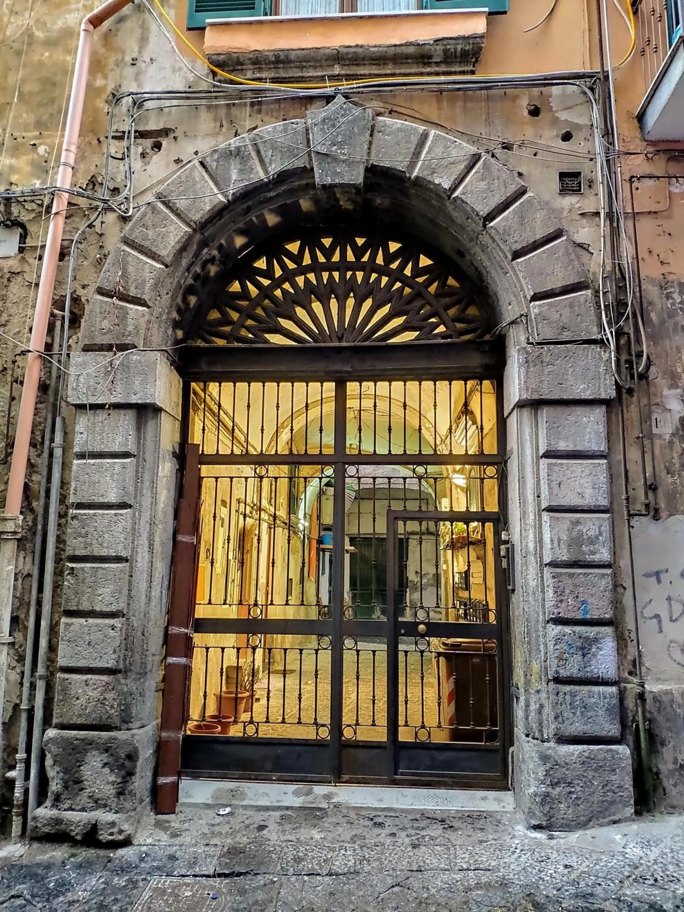 Property building in Di affreschi e volte