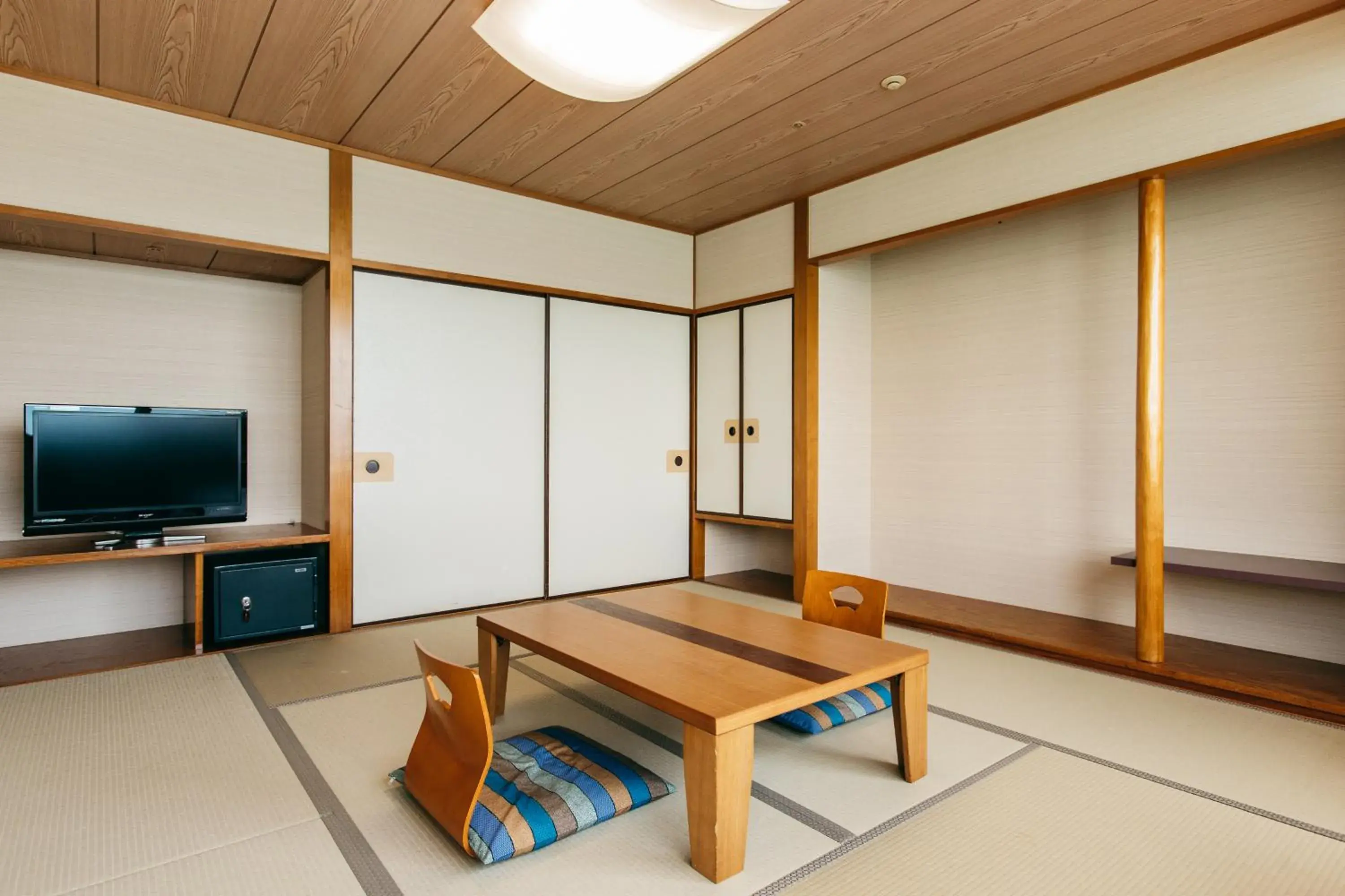 Japanese-style Room with 8 Tatami (MAX 4 Adults) - single occupancy in KAMENOI HOTEL Kii-Tanabe Japanese-style Room with 8 Tatami (MAX 4 Adults) - single occupancy in KAMENOI HOTEL Kii-Tanabe