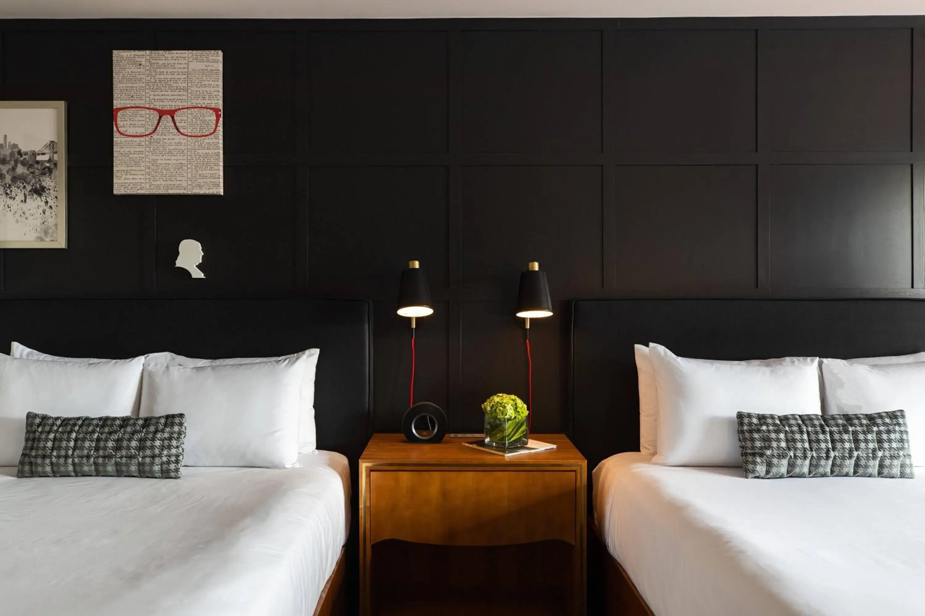 Queen Room with Two Queen Beds in Renaissance Philadelphia Downtown Hotel Queen Room with Two Queen Beds in Renaissance Philadelphia Downtown Hotel