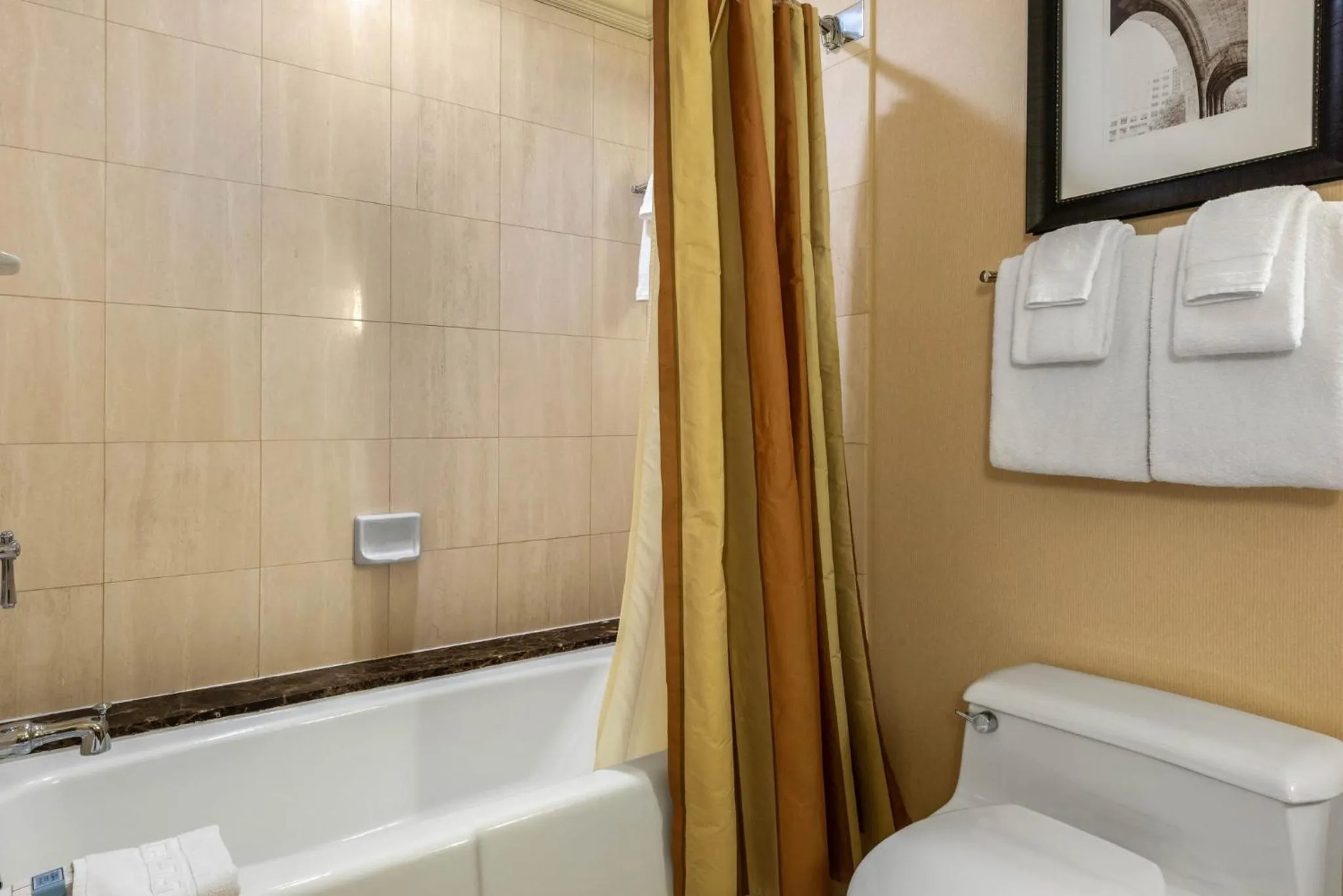 Photo of the whole room in Omni William Penn Hotel