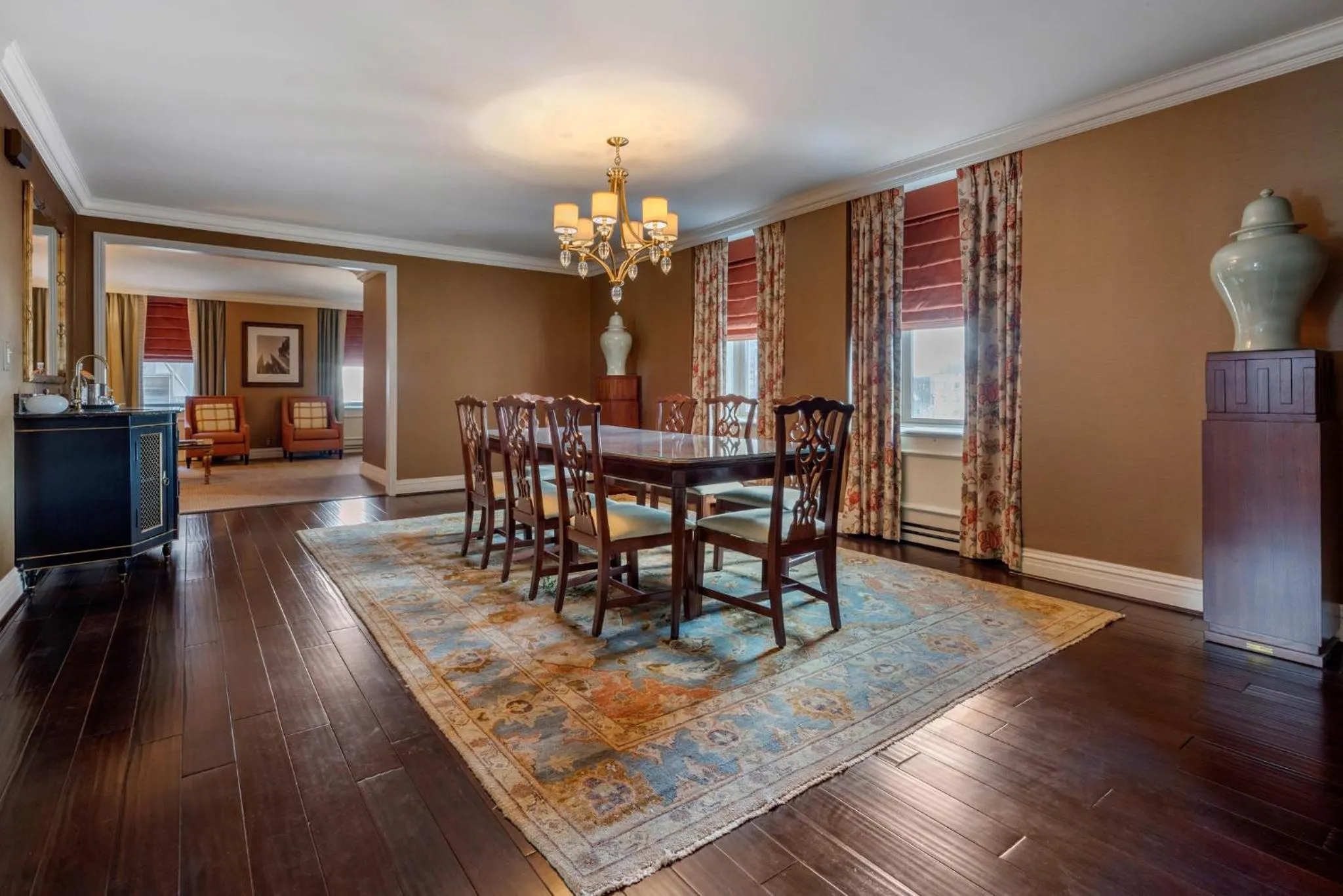 Photo of the whole room in Omni William Penn Hotel