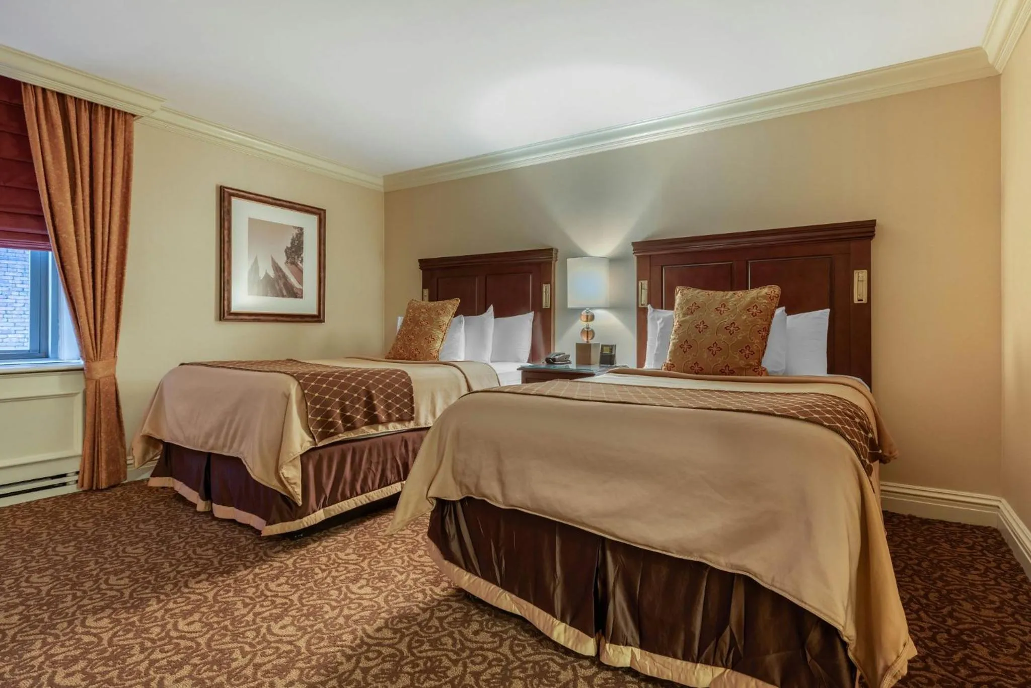 Bedroom, Bed in Omni William Penn Hotel