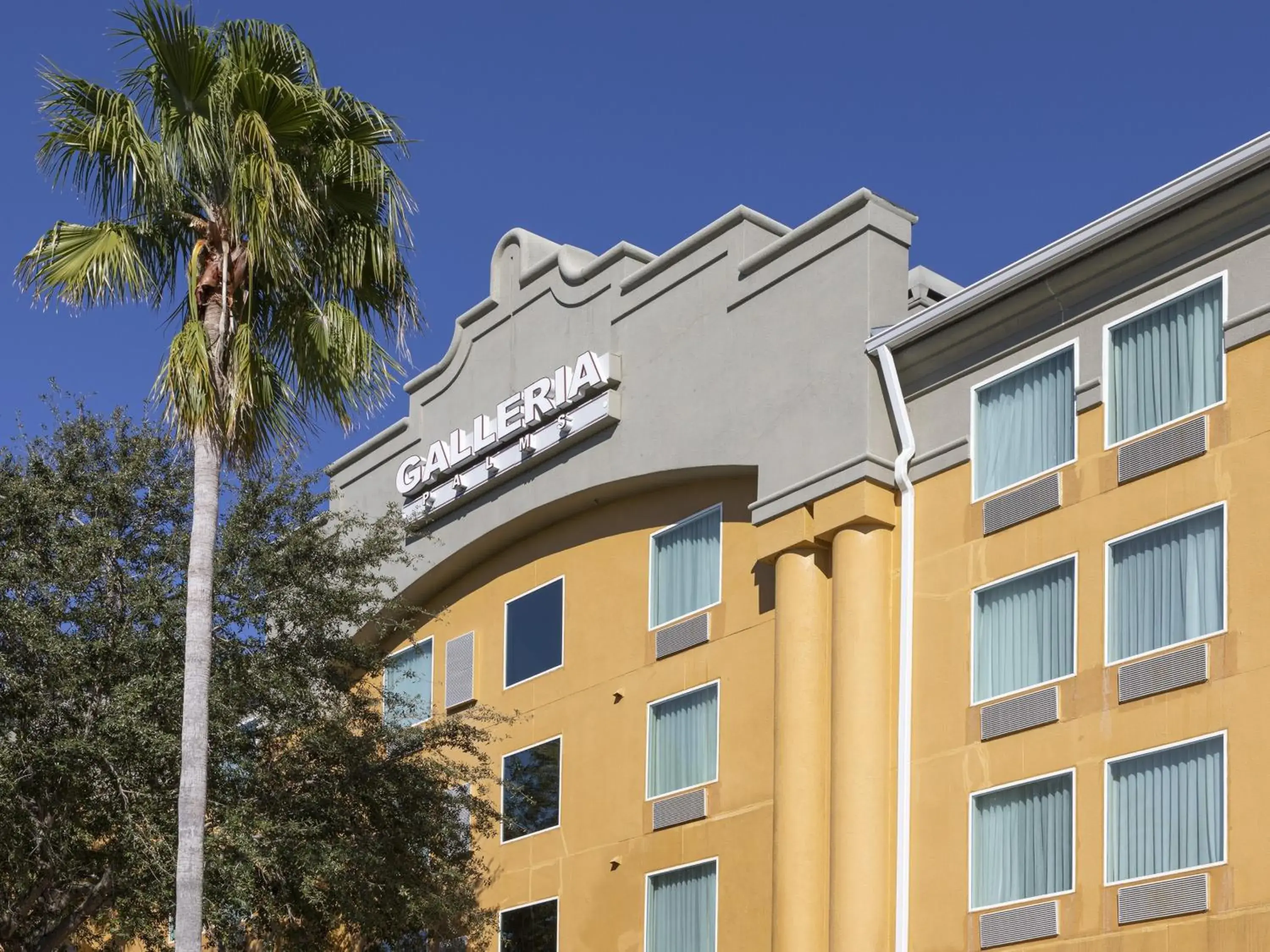 Property building in Galleria Palms Orlando - Free Theme Park Shuttles Property building in Galleria Palms Orlando - Free Theme Park Shuttles