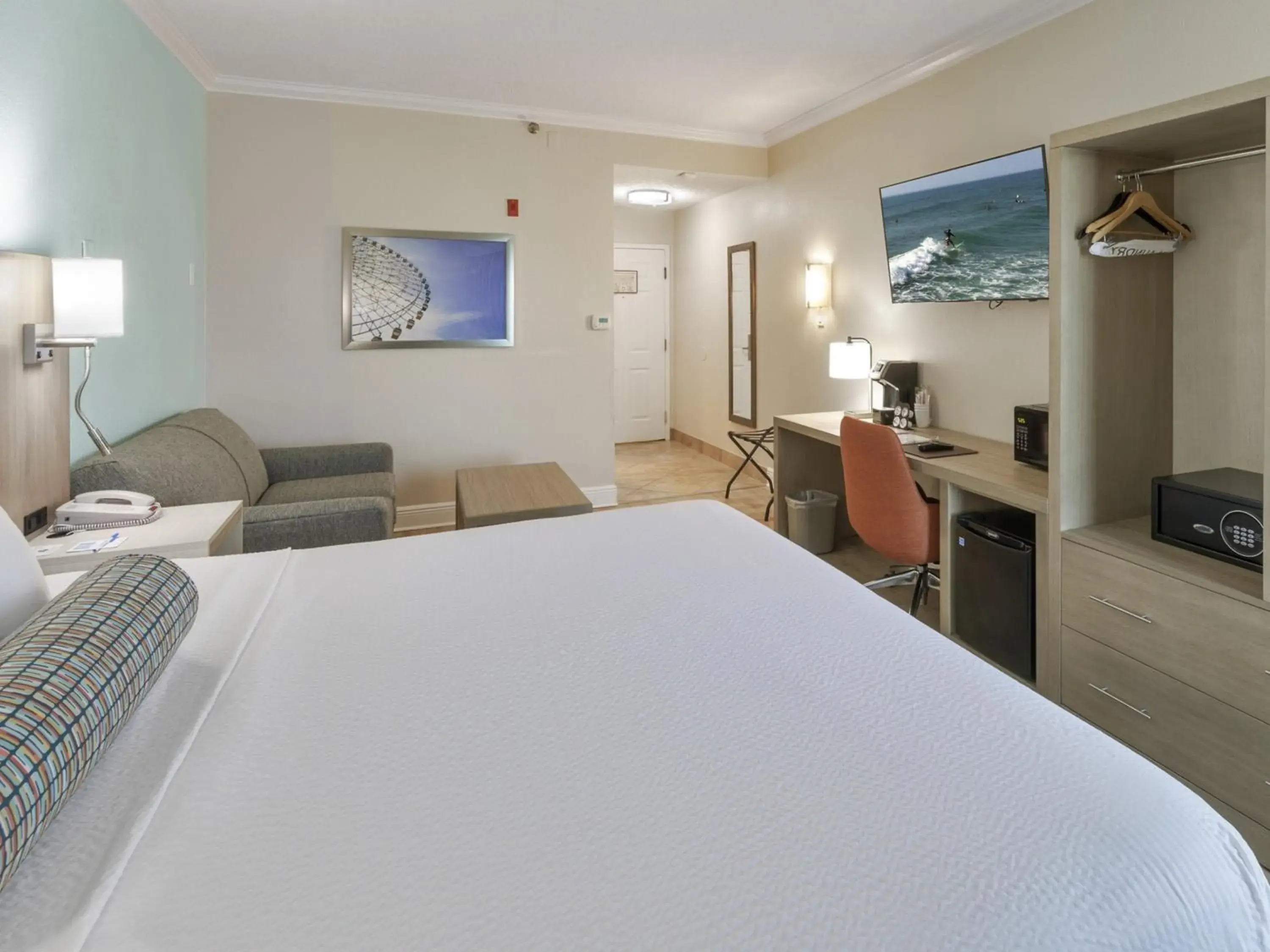 Coffee/tea facilities, Bed in Galleria Palms Orlando - Free Theme Park Shuttles Coffee/tea facilities, Bed in Galleria Palms Orlando - Free Theme Park Shuttles