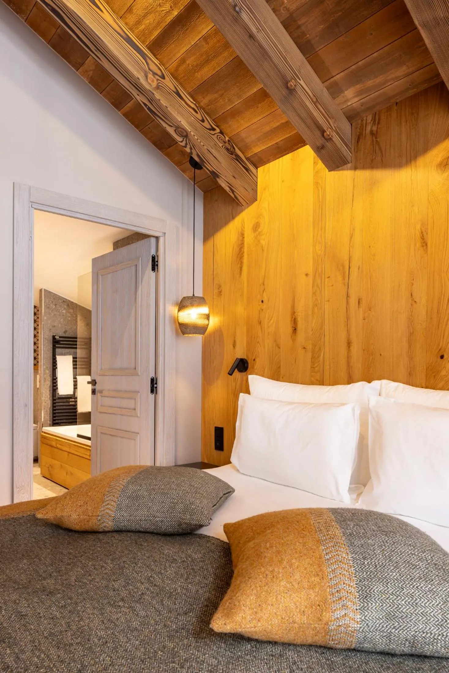 Bed in Hotel MONT-BLANC VAL D'ISERE