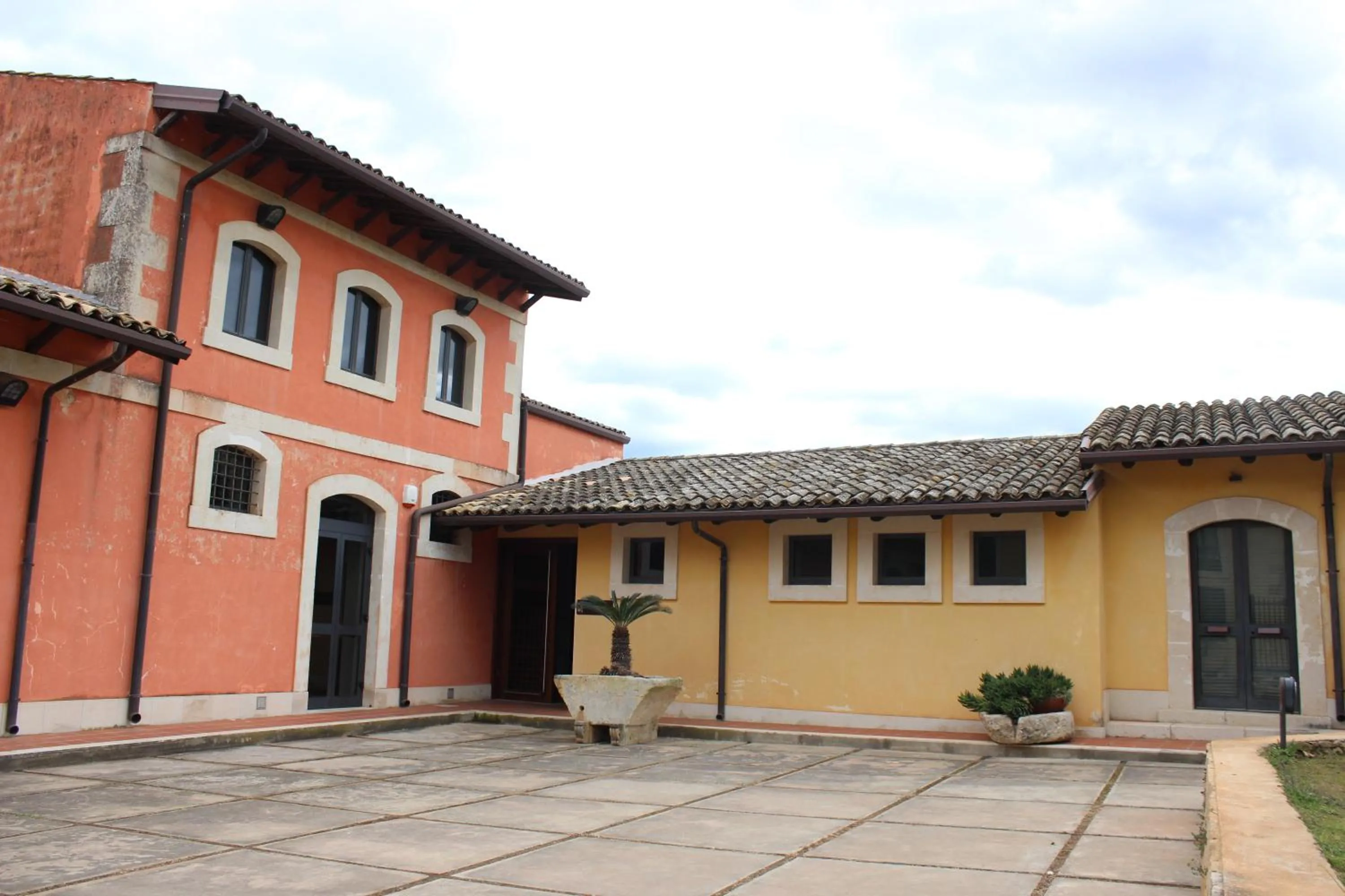 Facade/entrance in Nuovo Castello Crisilio