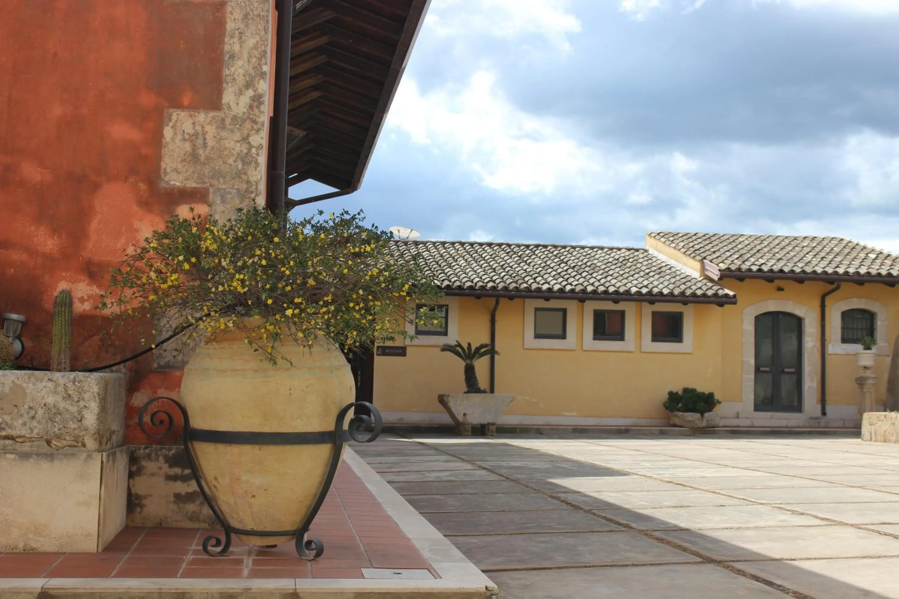 Facade/entrance in Nuovo Castello Crisilio