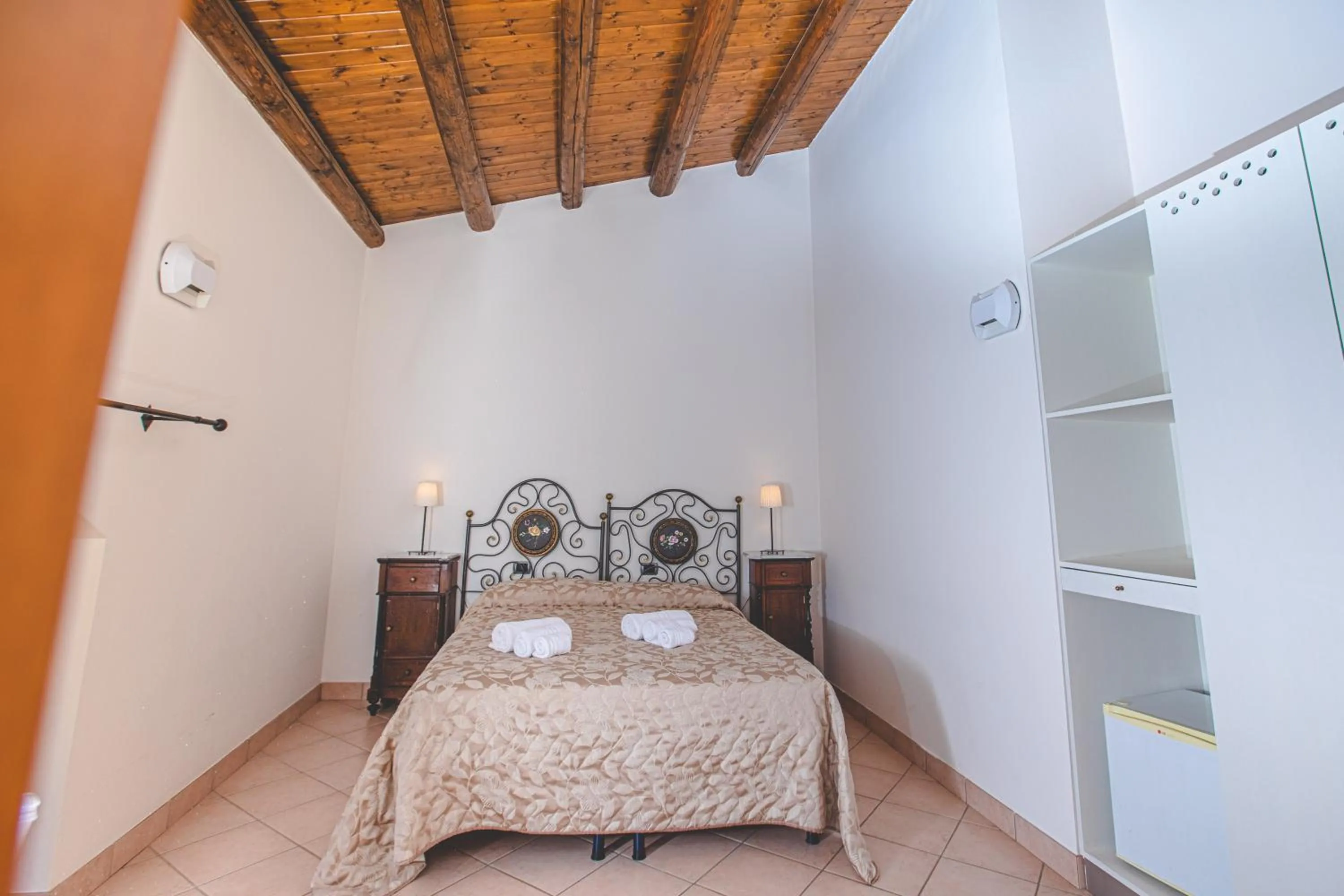 Bed in Nuovo Castello Crisilio