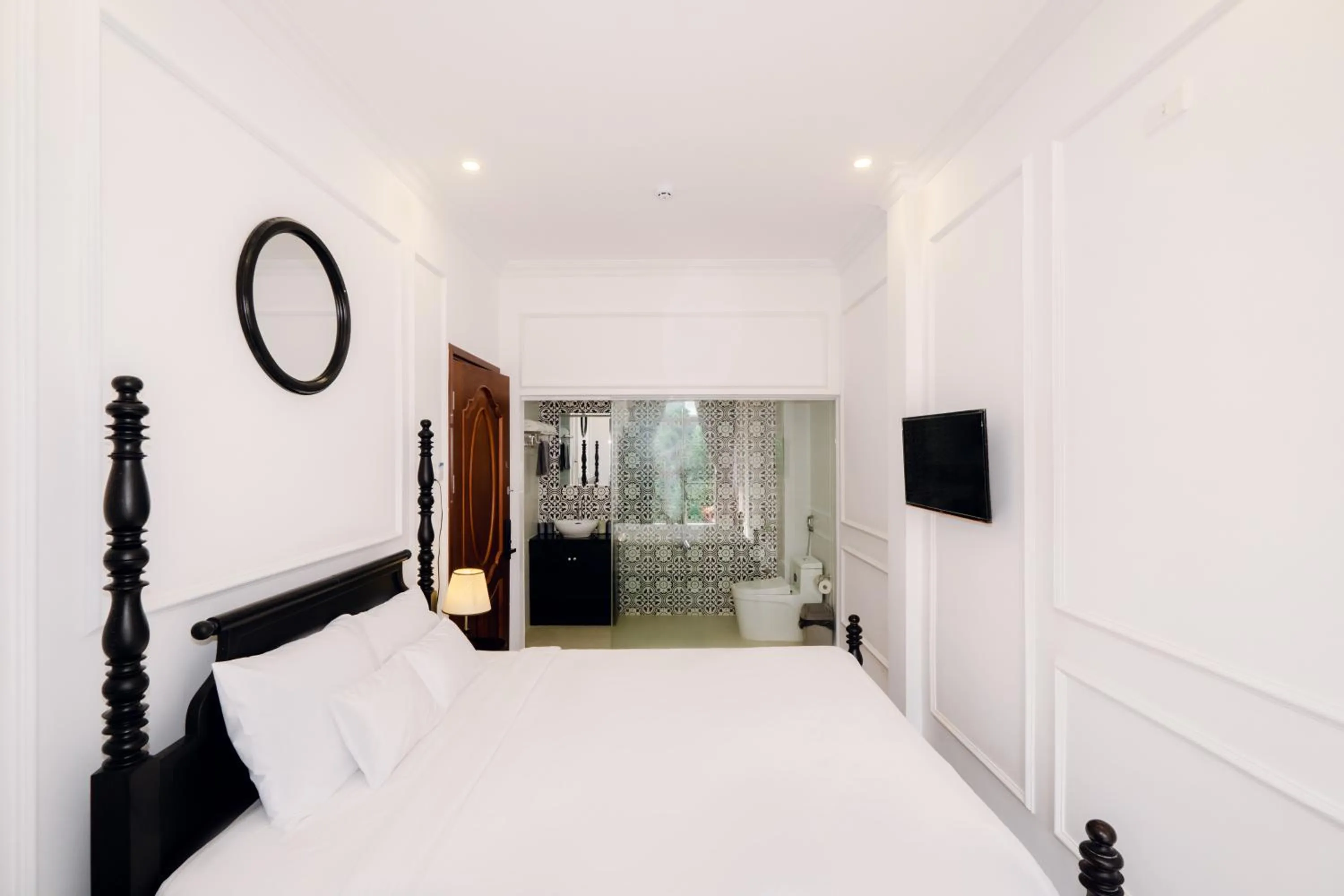 Photo of the whole room, Bed in The Fancy House