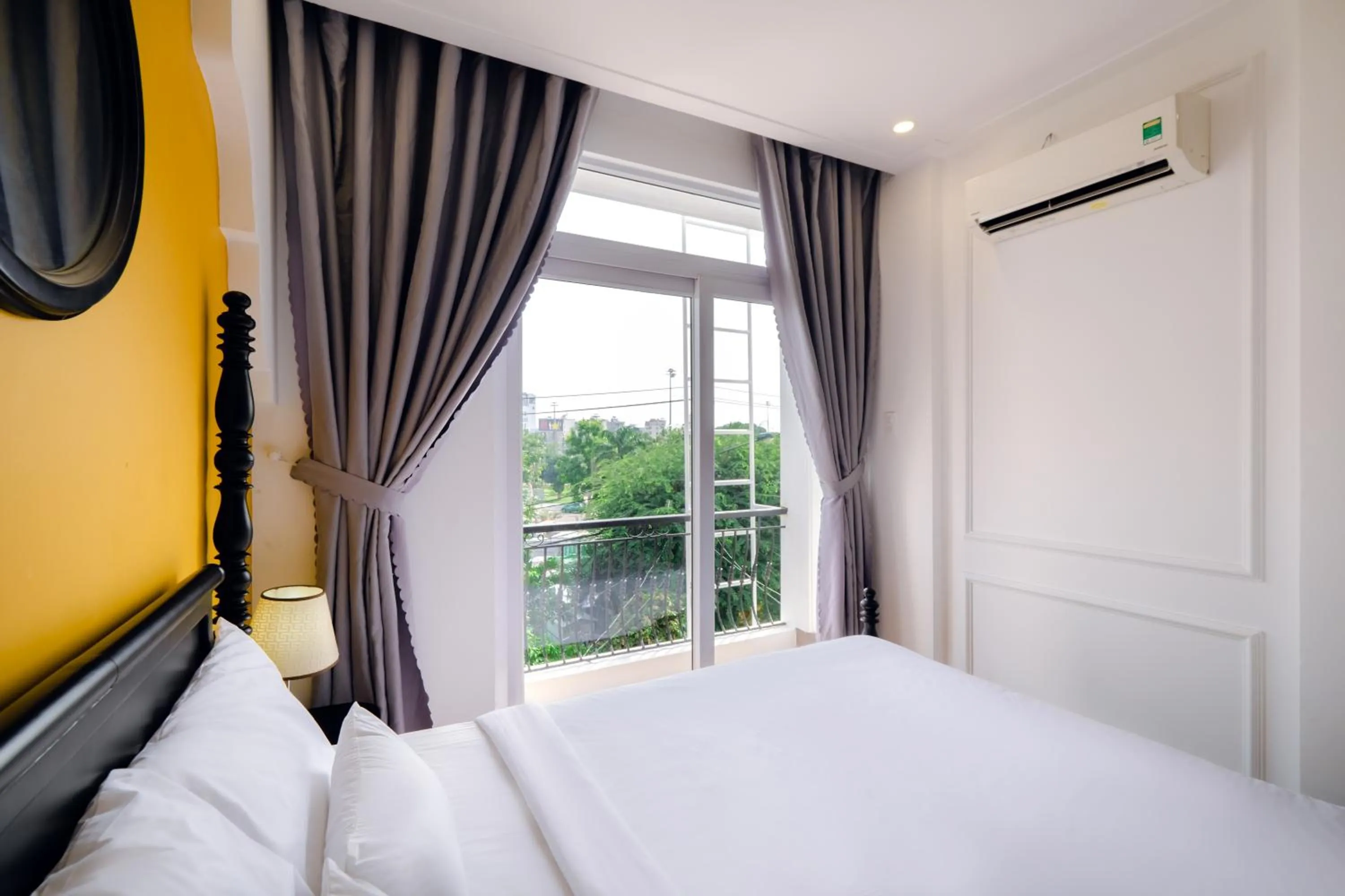 Photo of the whole room, Bed in The Fancy House