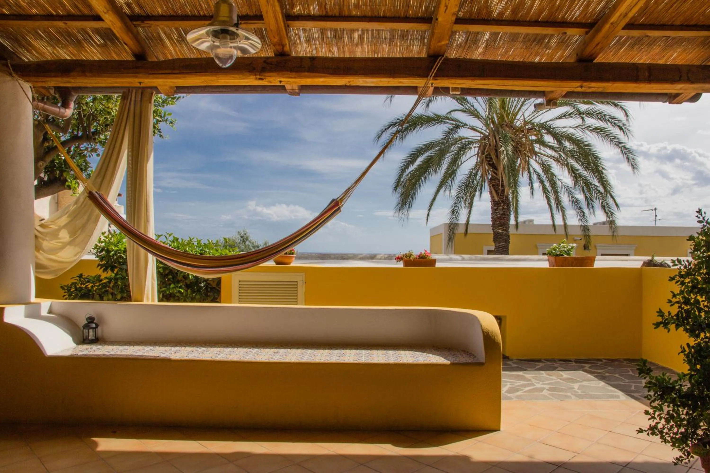 Patio in Hotel Arcangelo - Salina