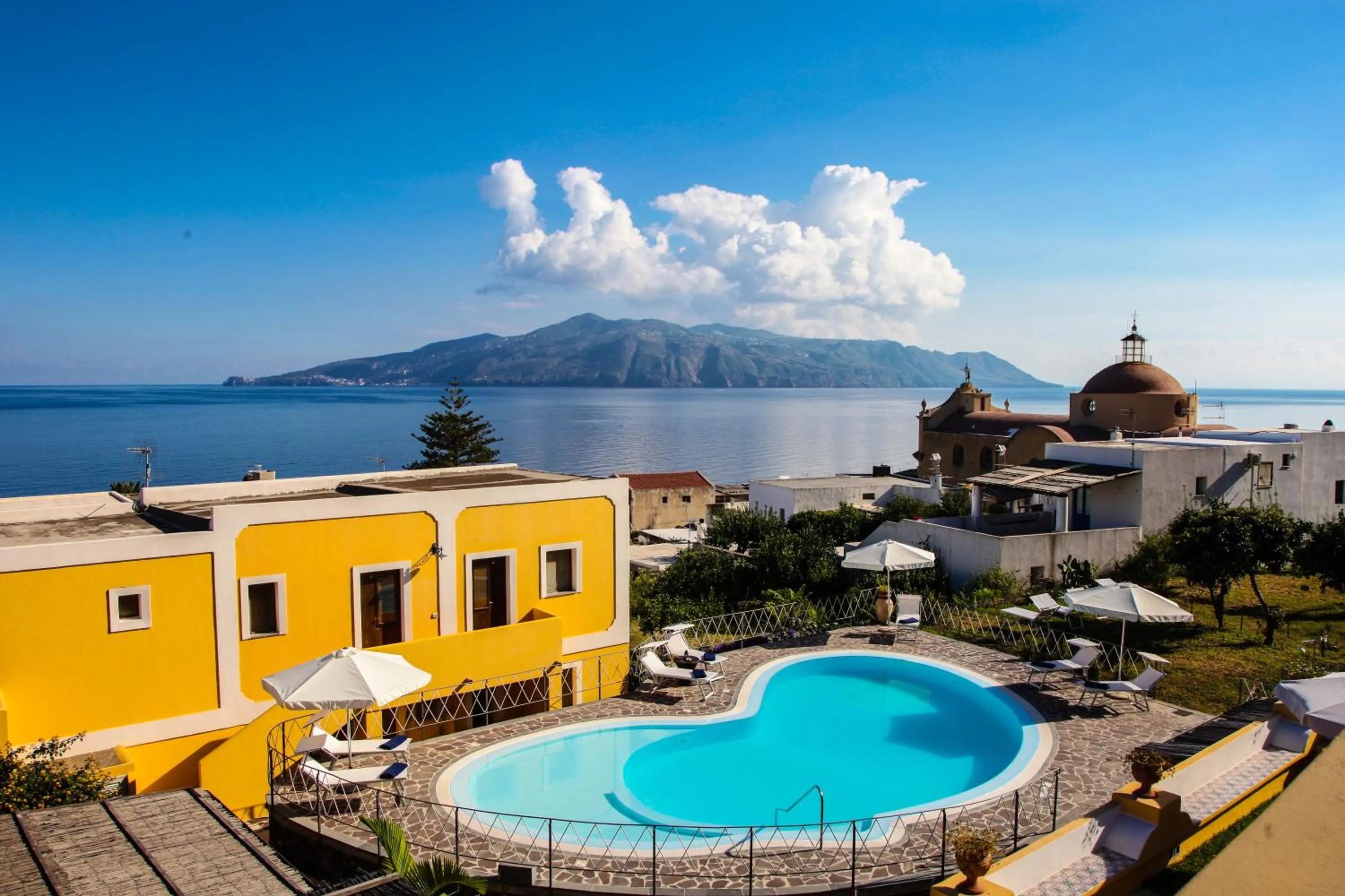 Patio in Hotel Arcangelo - Salina