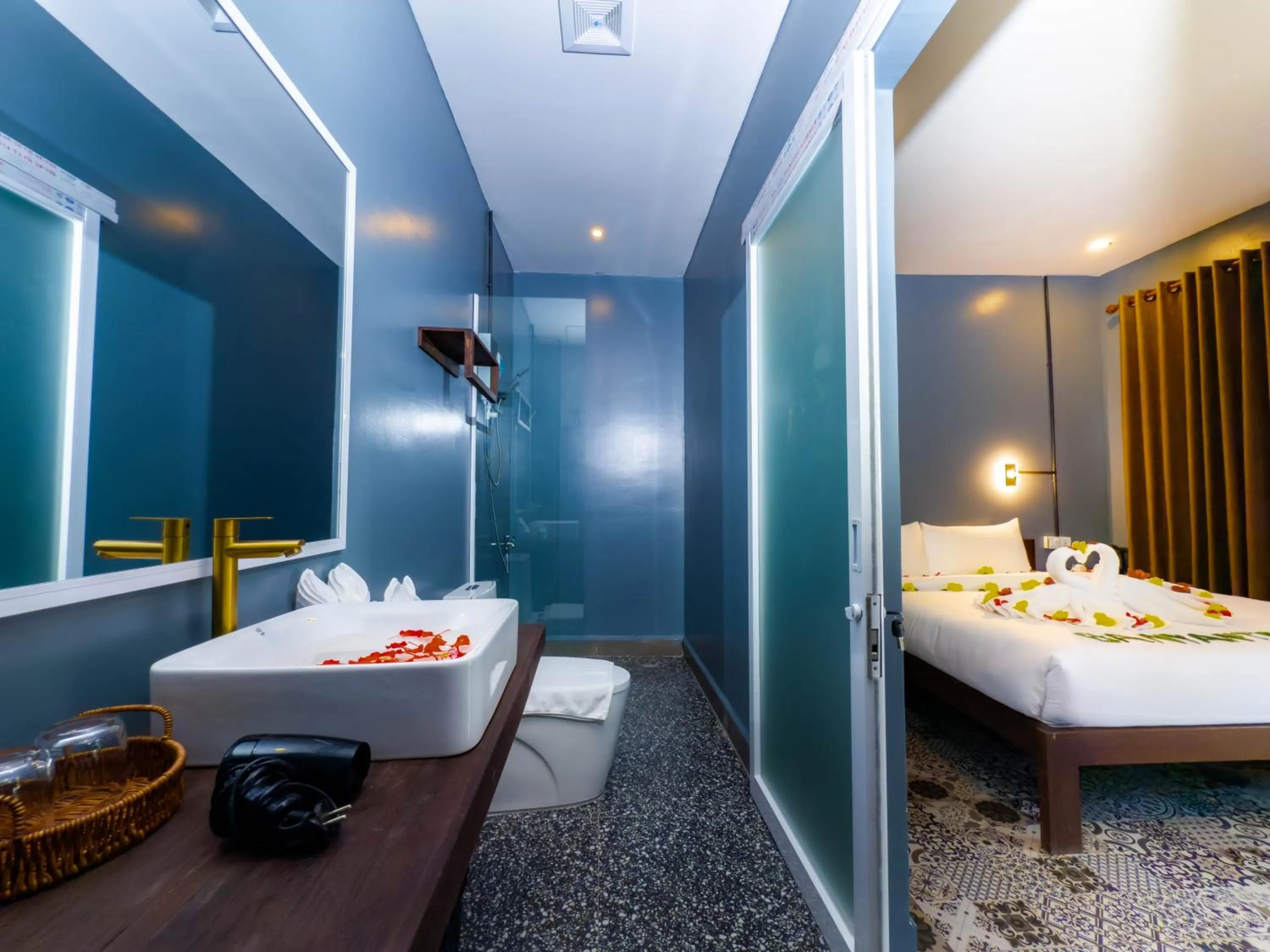 Bathroom, Bed in River Nest Hostel