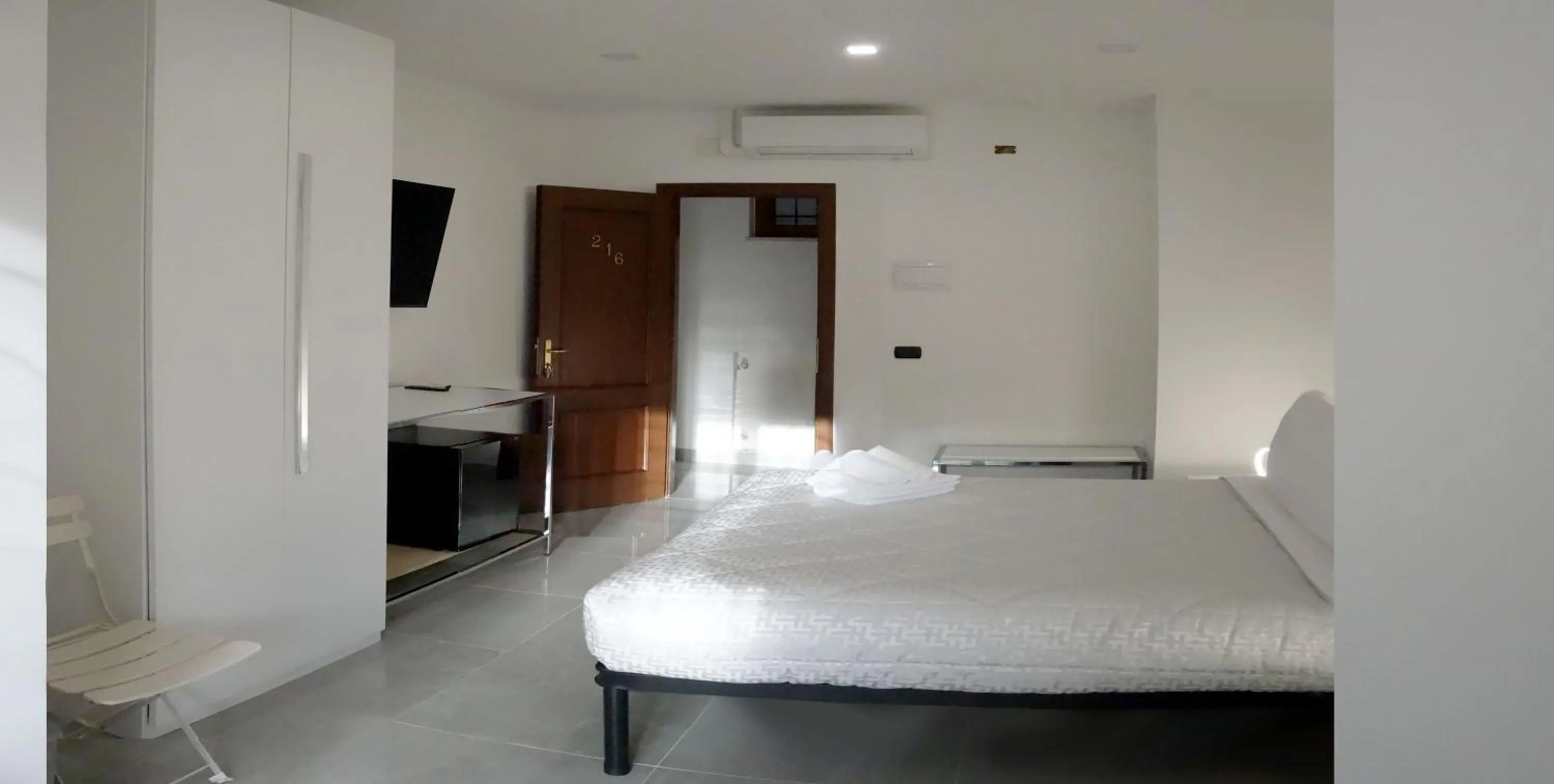 Photo of the whole room, Bed in La Fiera GuestHouse