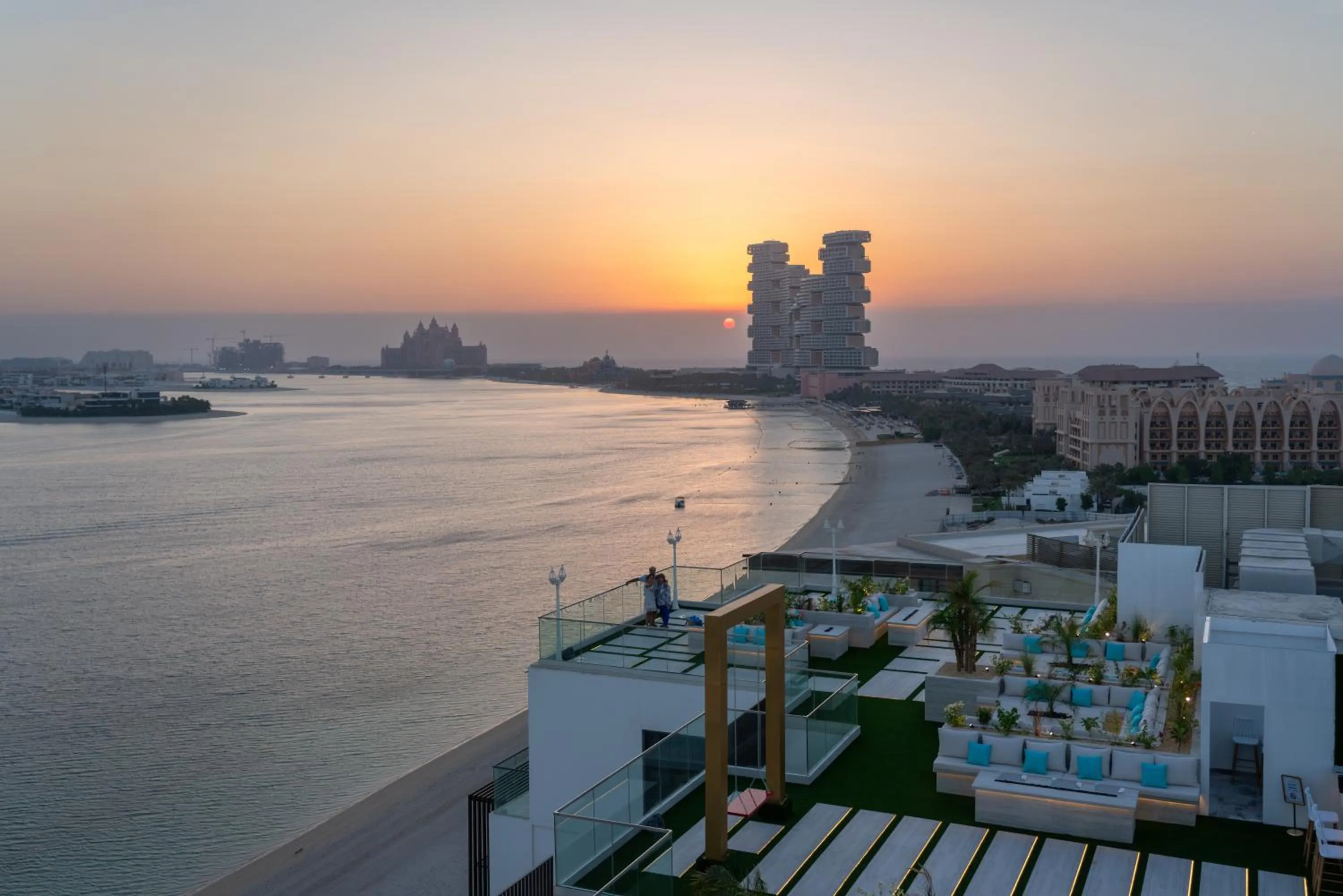 Restaurant/places to eat in C Central Hotel and Resort The Palm