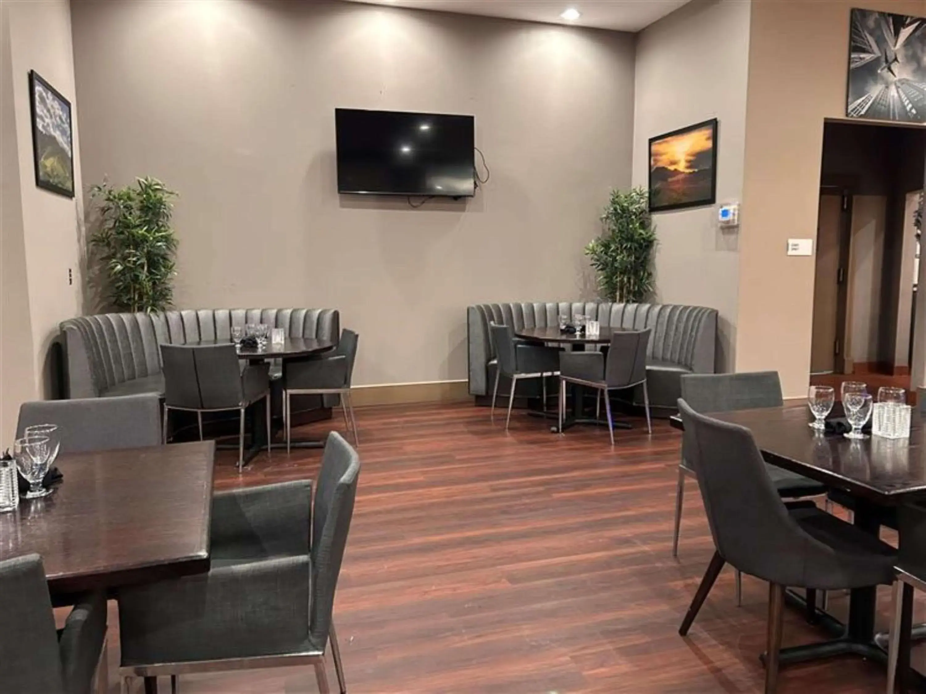 Breakfast in Skyline Hotel Detroit Airport, SureStay Collection by Best Western Breakfast in Skyline Hotel Detroit Airport, SureStay Collection by Best Western