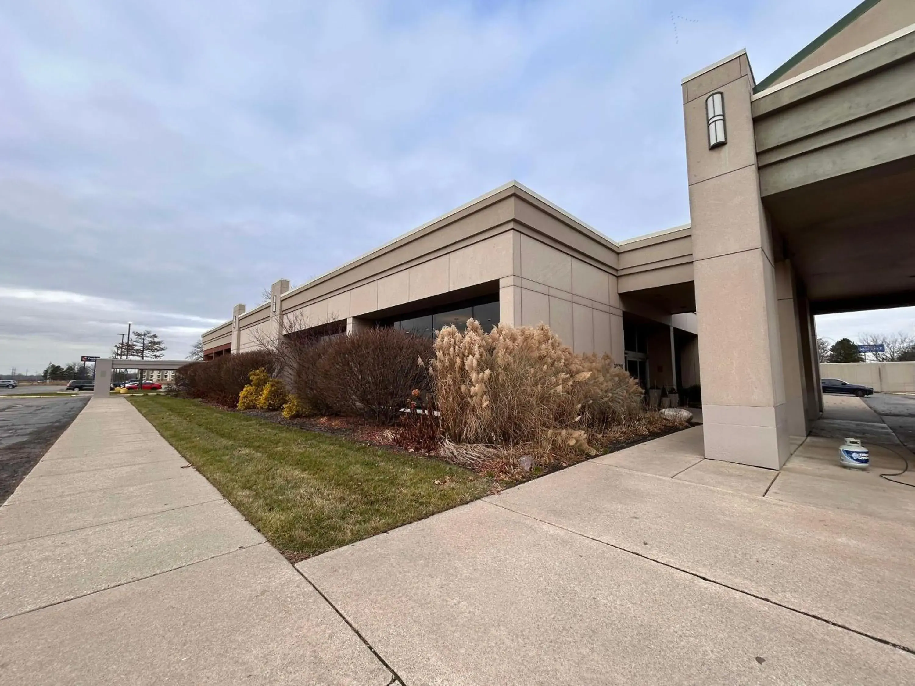 Property building in Skyline Hotel Detroit Airport, SureStay Collection by Best Western Property building in Skyline Hotel Detroit Airport, SureStay Collection by Best Western