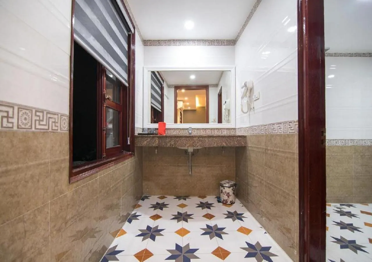 Shower in QUEEN'S Hotel