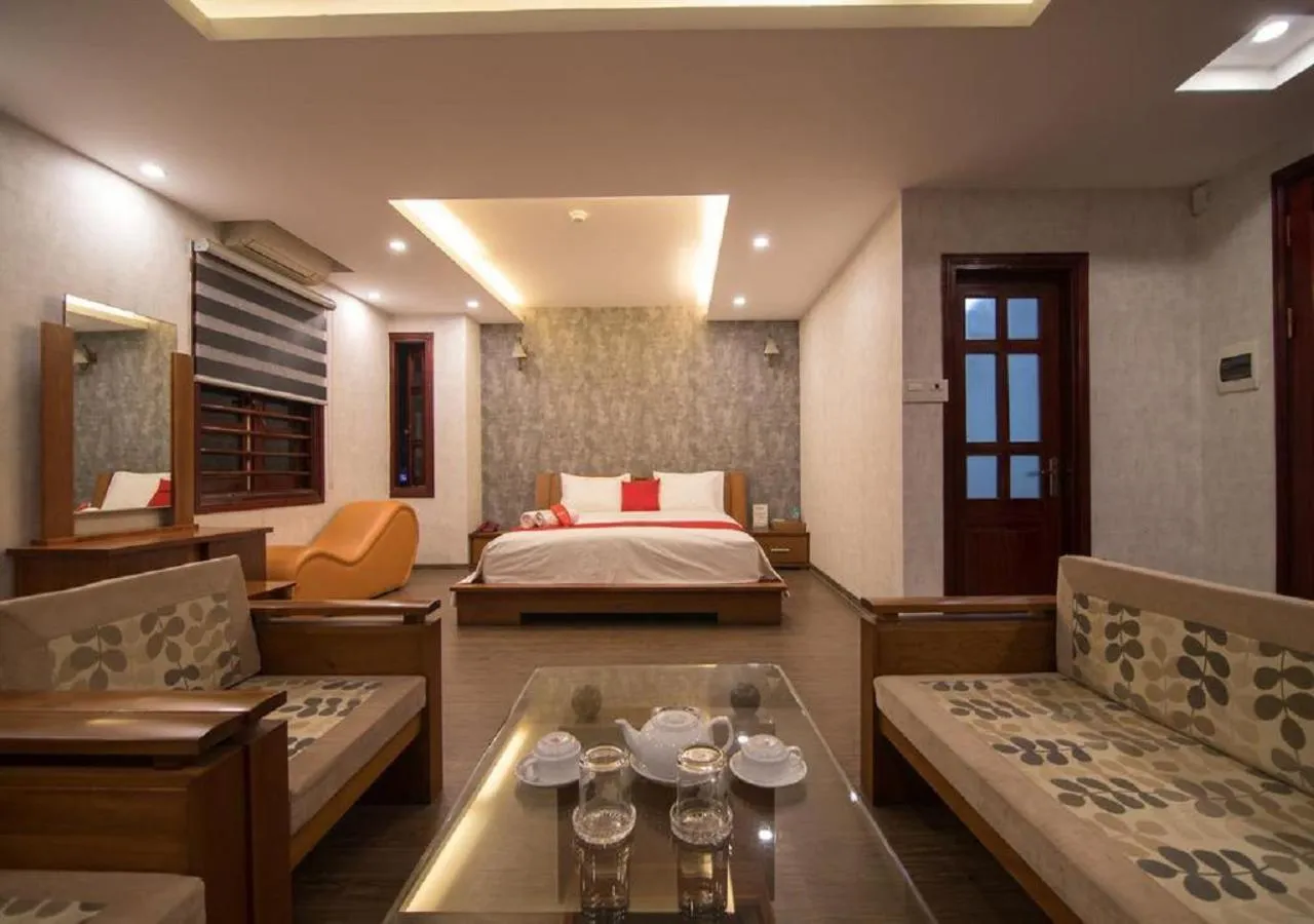 Bedroom in QUEEN'S Hotel